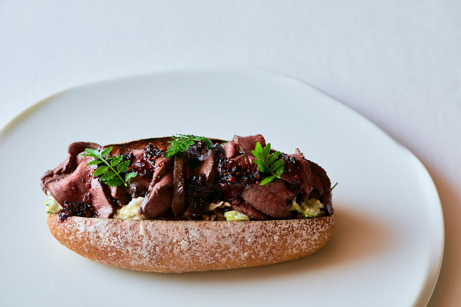 鹿肉のサンド(ロースト鹿肉の麻辣ポワヴラードサンド ブリコラージュ農民パン&ハーバルコールスロー)