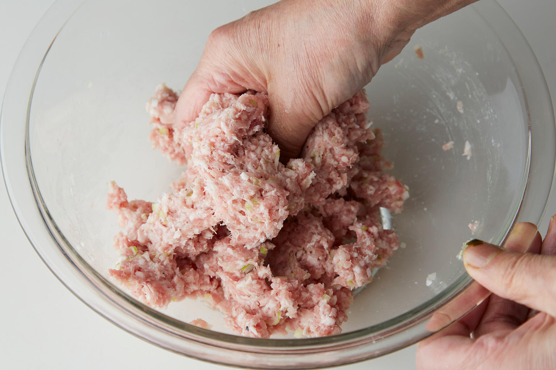 あんの材料を混ぜる