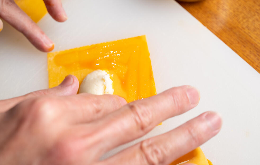 ラビオリの形に成形する