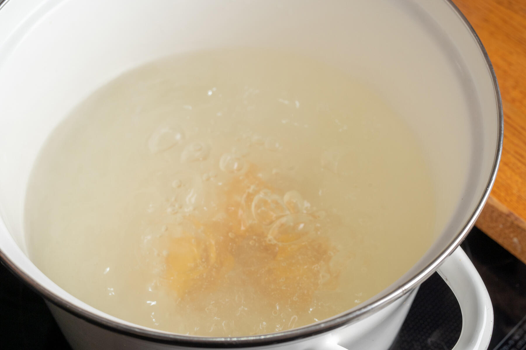 ラビオリをゆでる