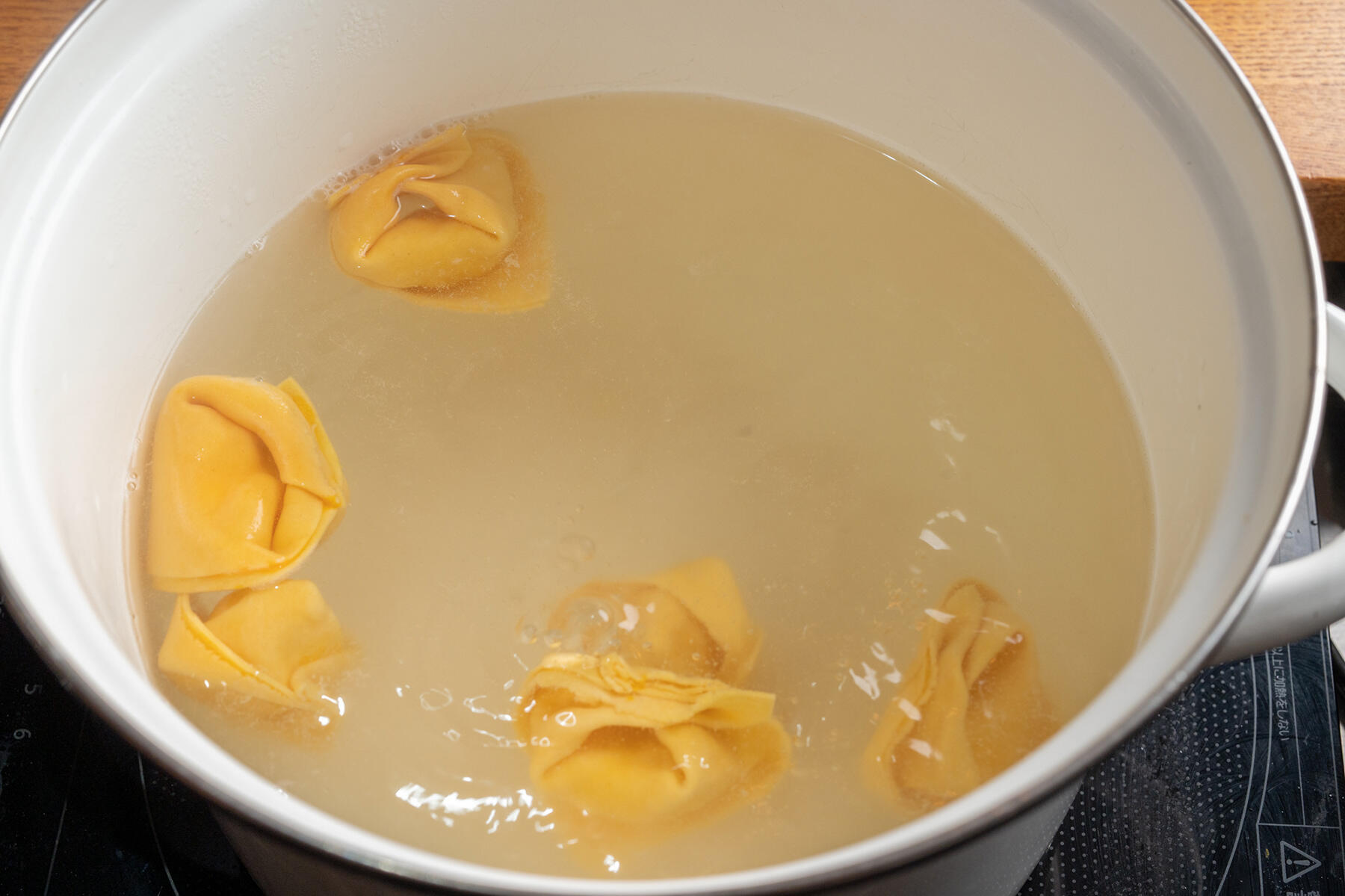 ラビオリをゆでる