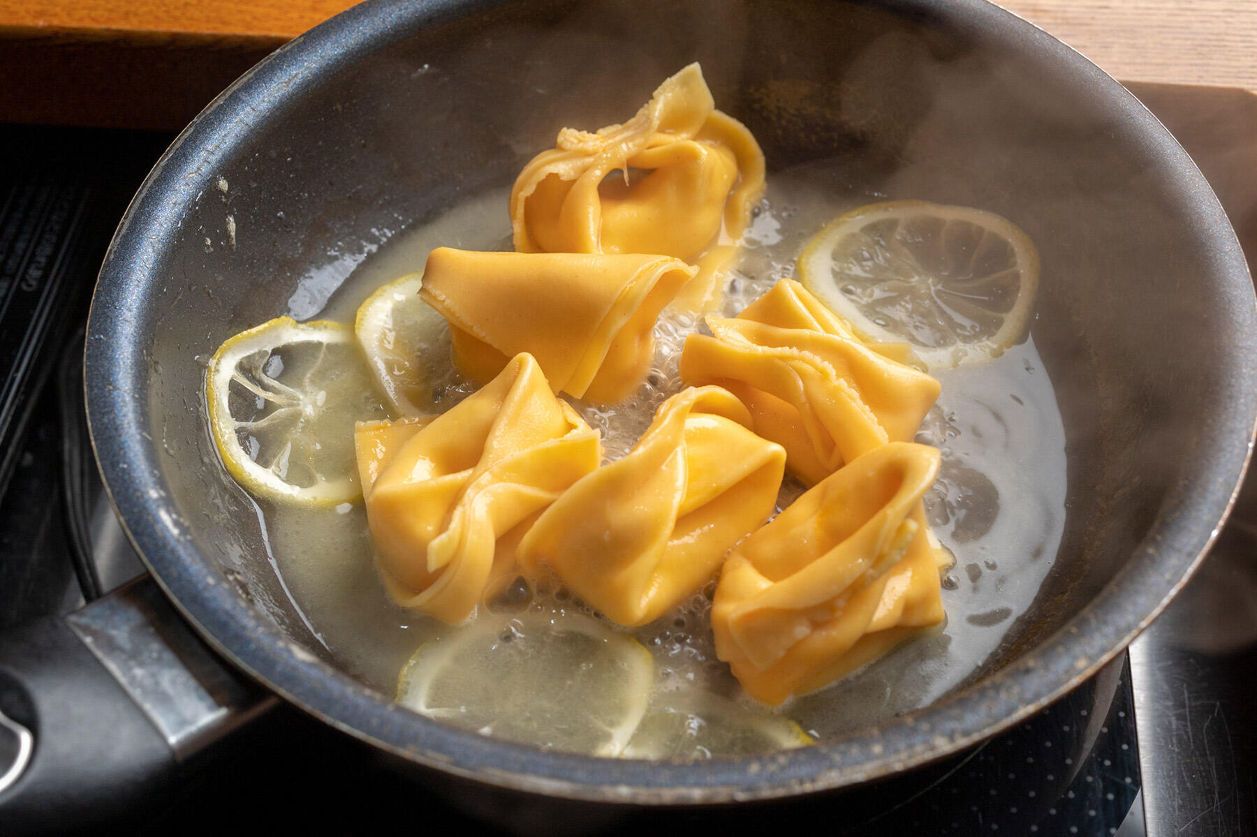 ソースと絡める