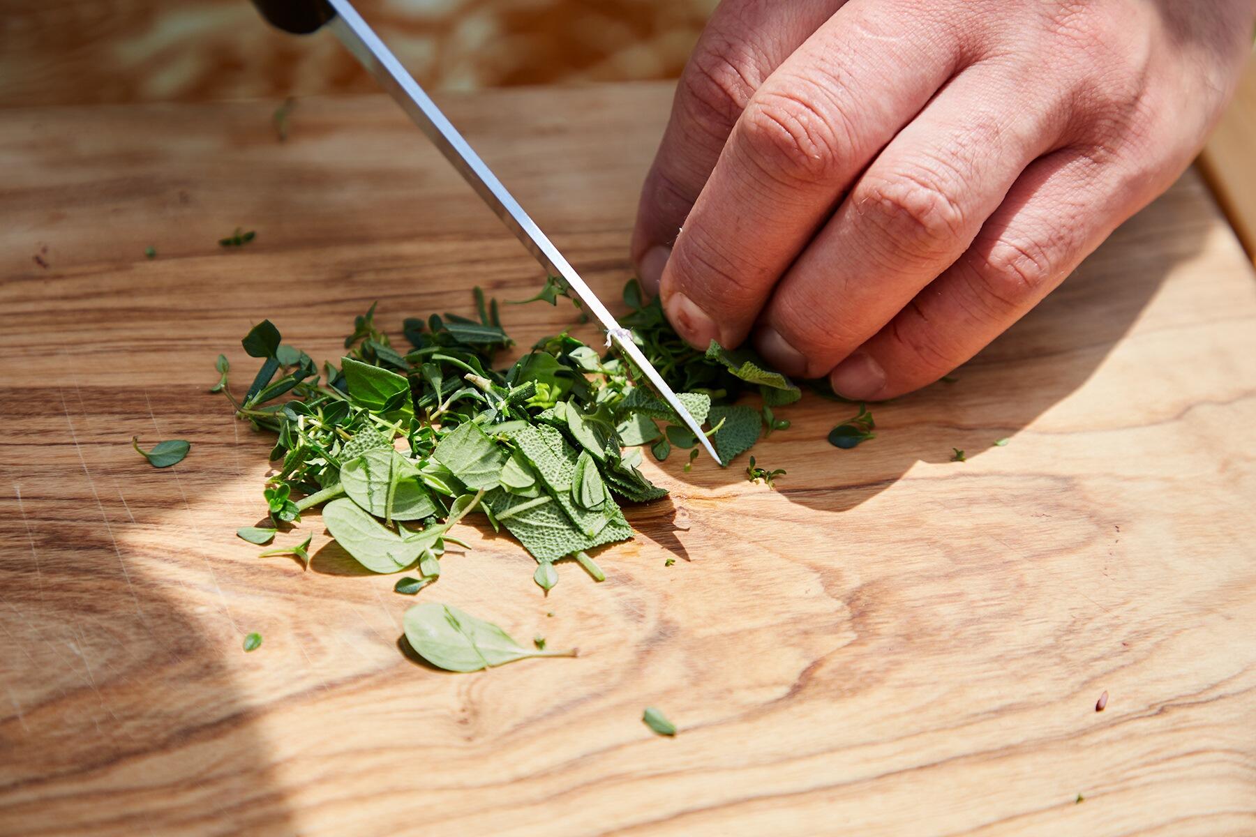 ハーブを刻む