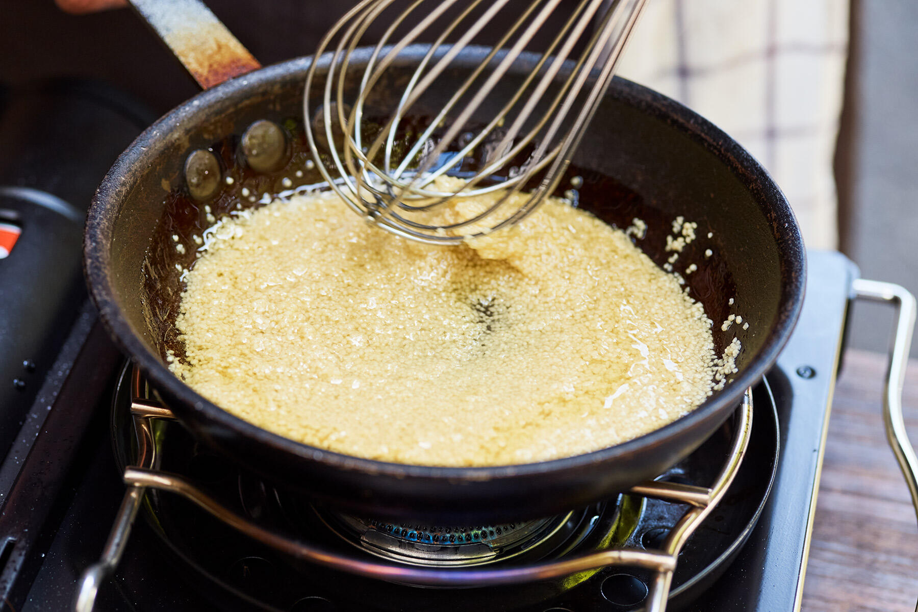 クスクスを弱火にかける