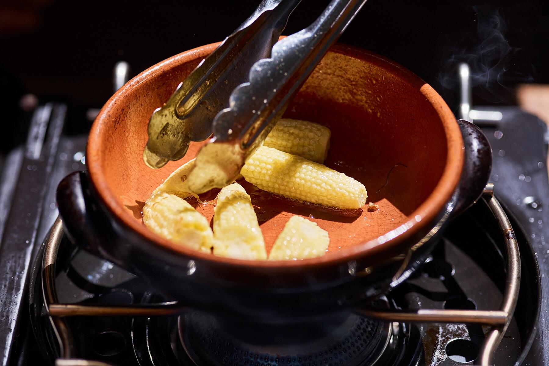 ヤングコーンを焼く