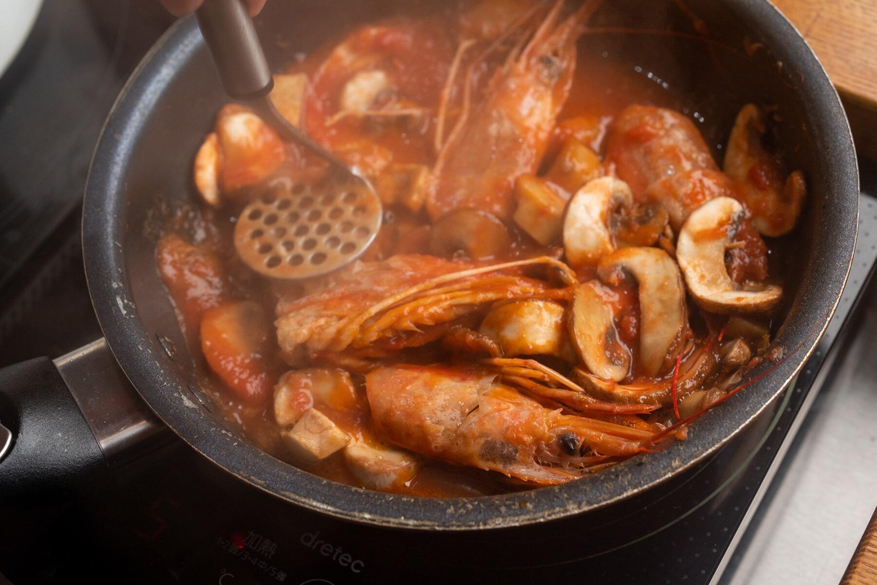 海老の頭を潰す