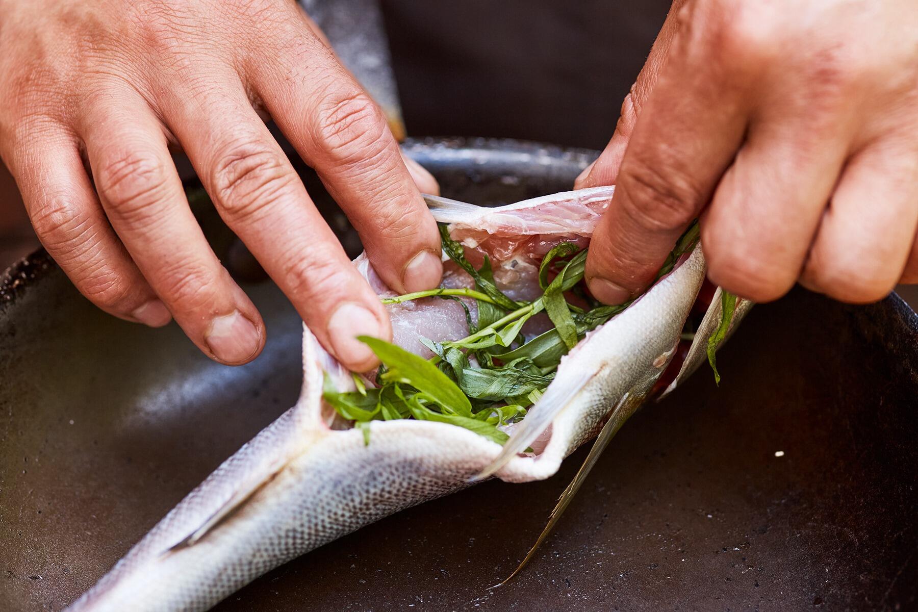 ハーブを詰める