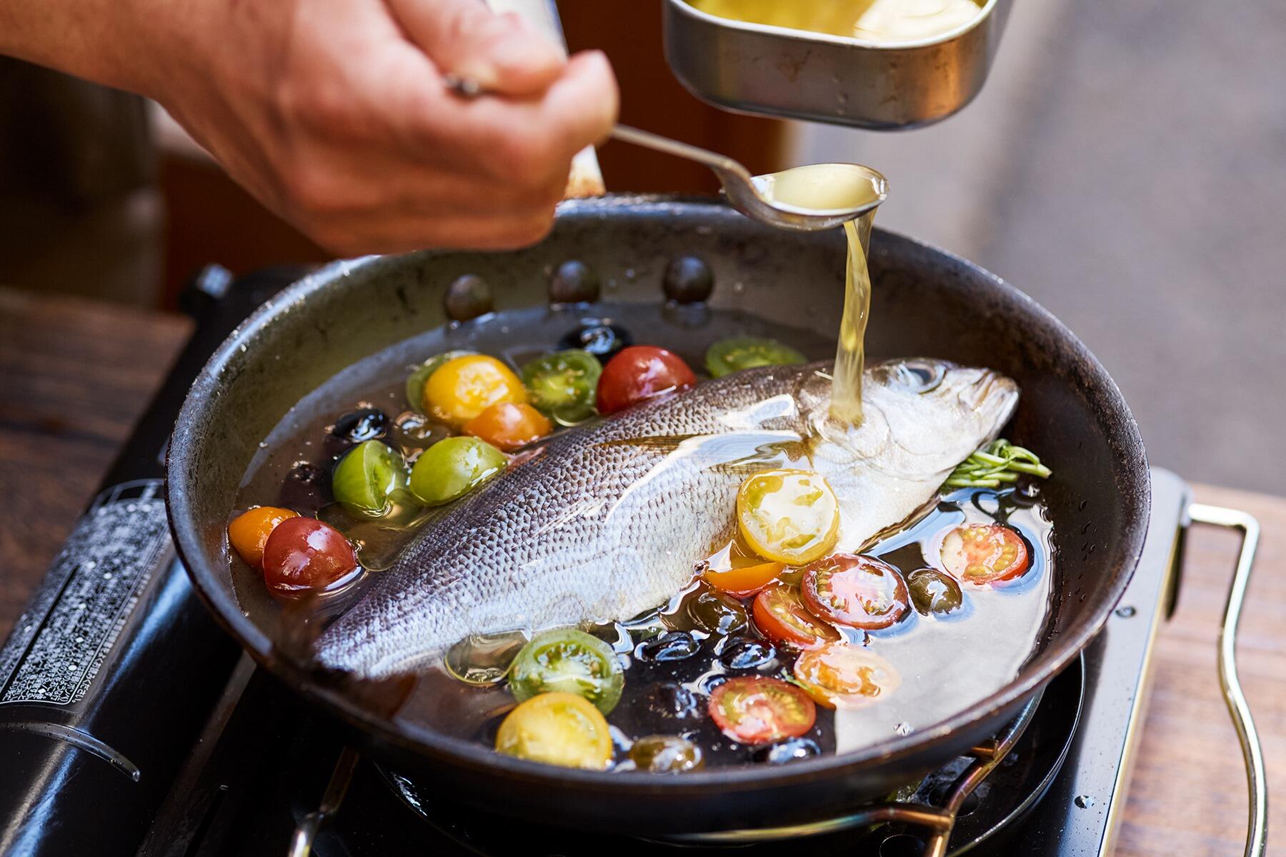 オリーブとトマトを加える