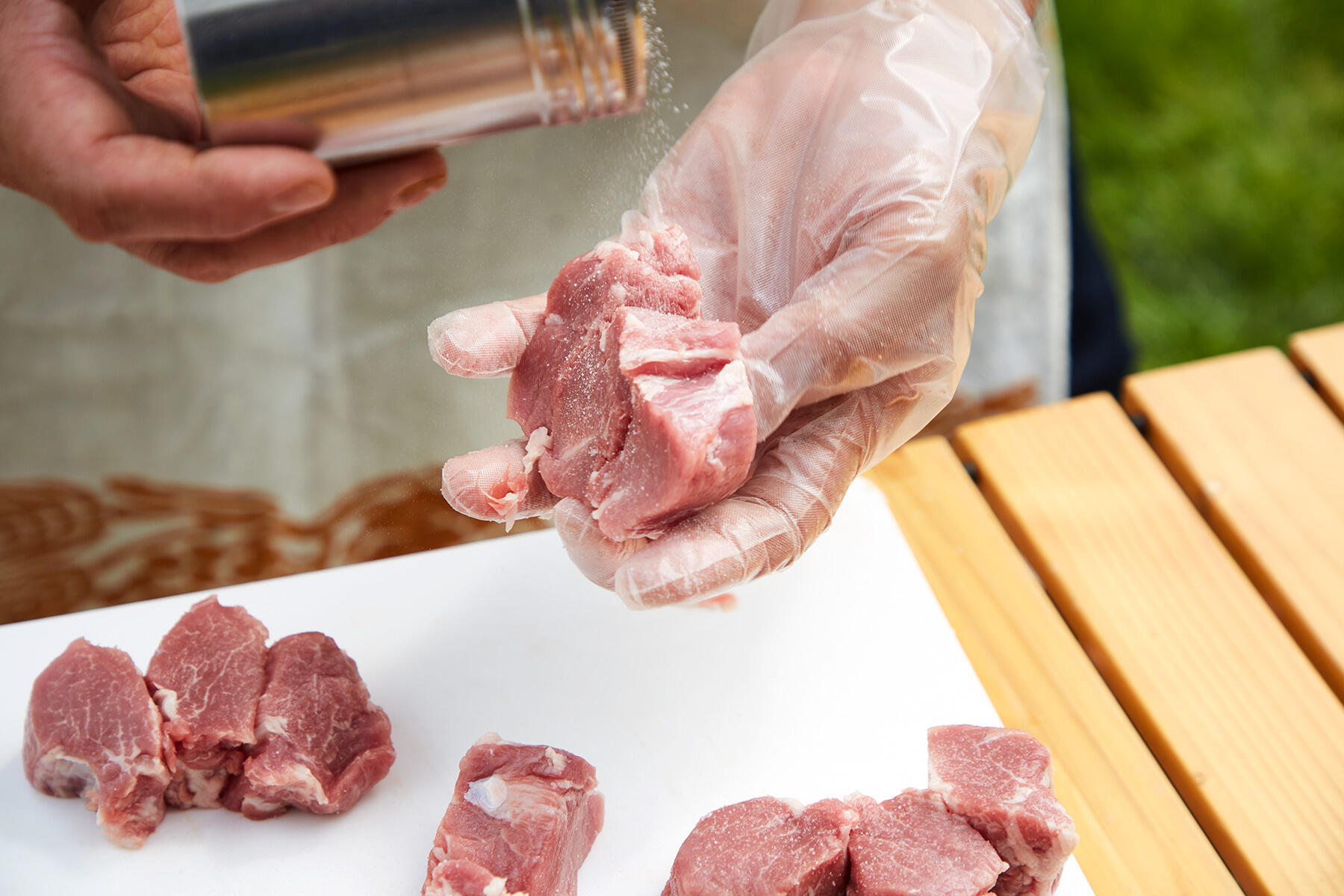 豚肉をカットする