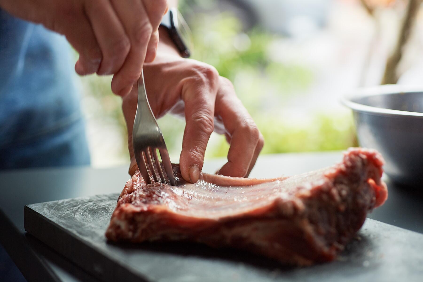 スペアリブに細かい穴をあける