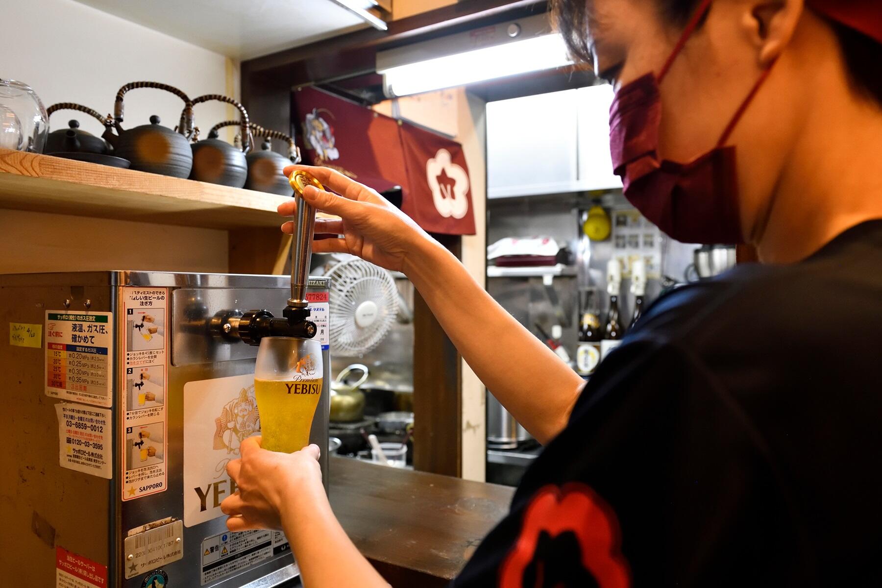 ビールを注ぐ様子