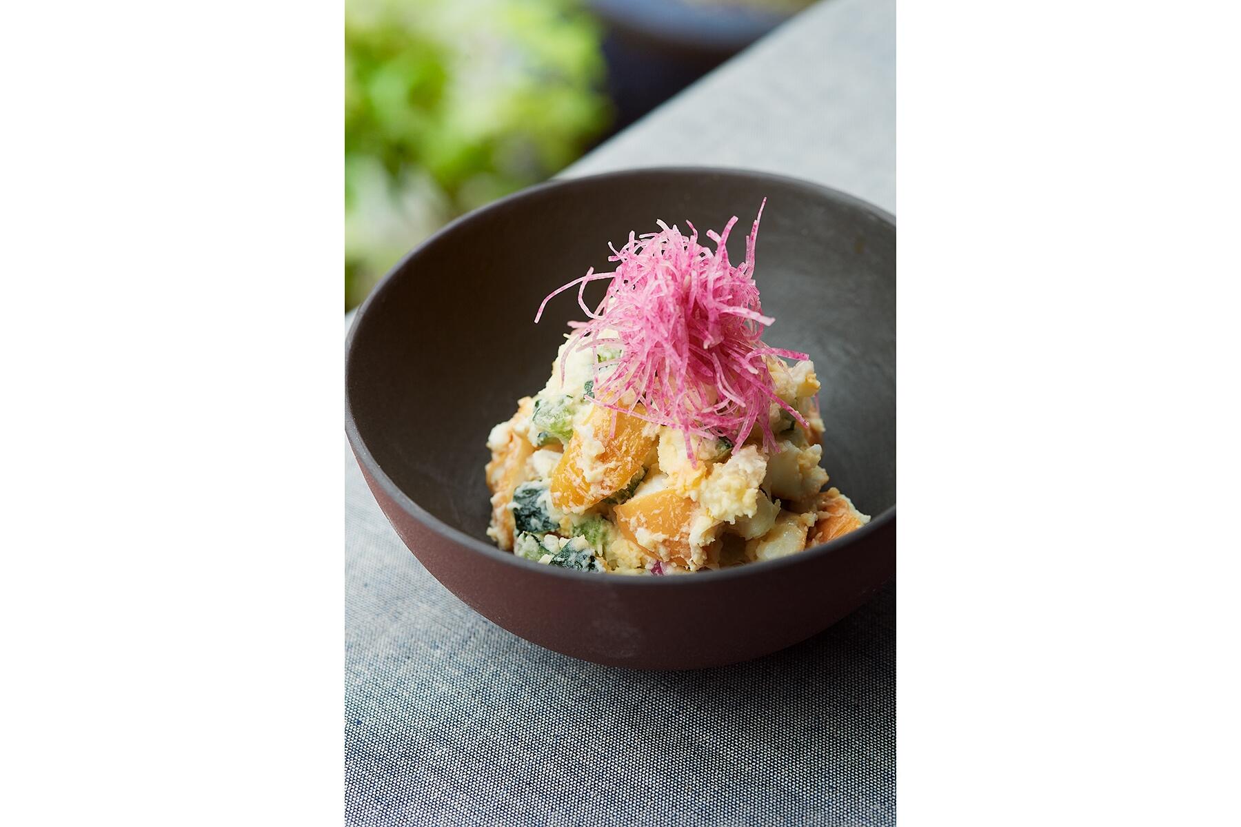 燻した香りが酒を呼ぶ“燻たまポテサラ”