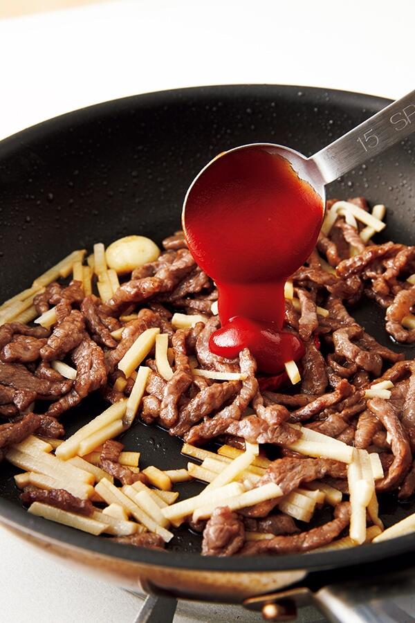 牛肉と他具材を炒める