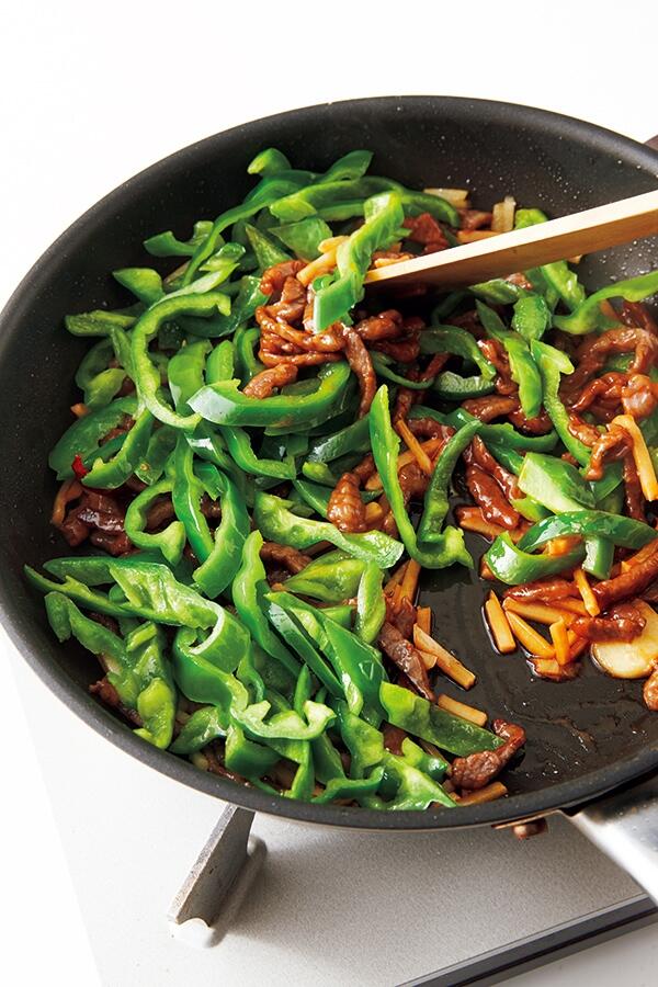 牛肉と他具材を炒める