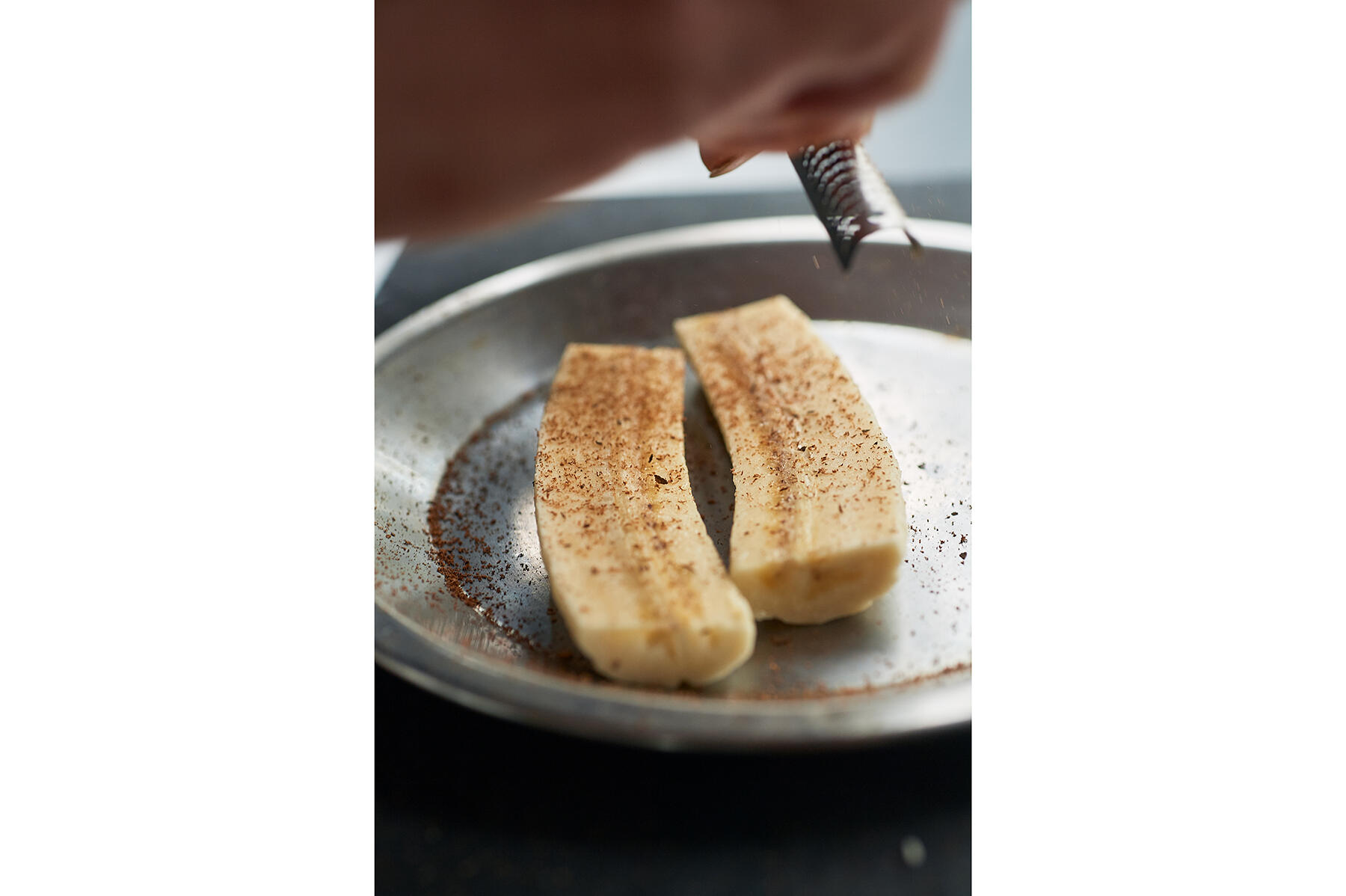 バナナをカットする