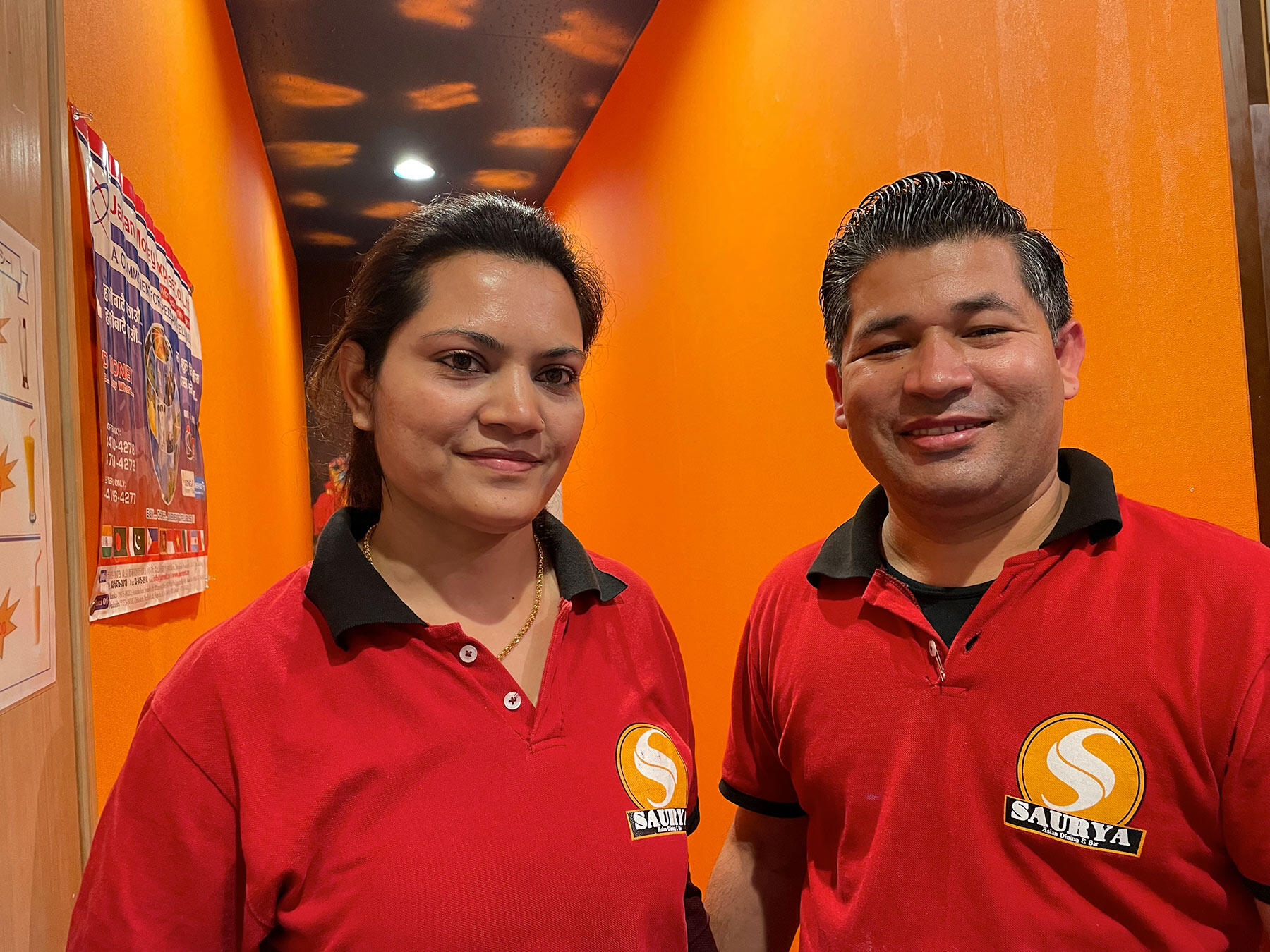 店主のシルワル・スレスさん（右）とシルワル・ソニーさん夫妻。