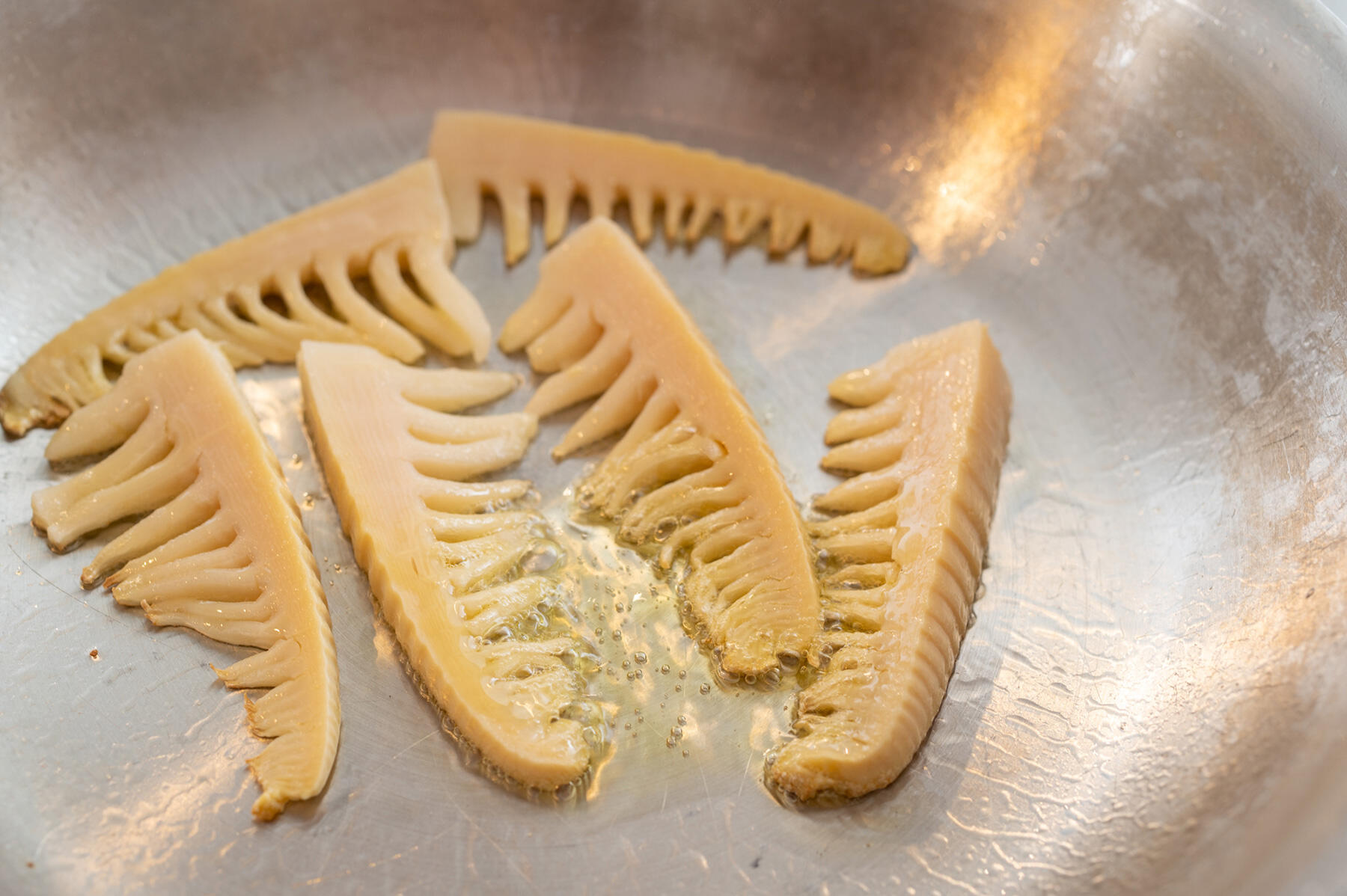 たけのことミニトマトを焼く