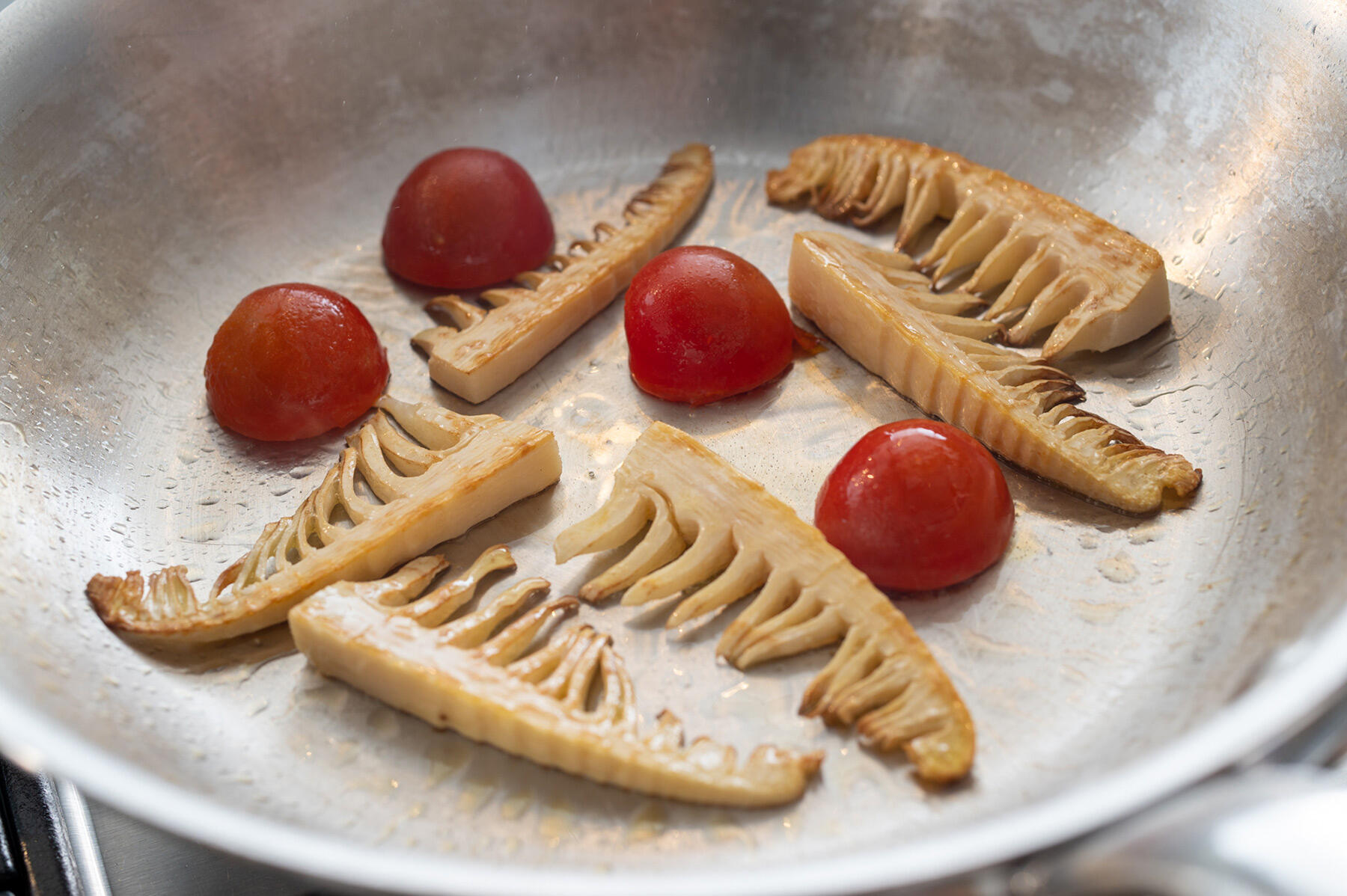 たけのことミニトマトを焼く