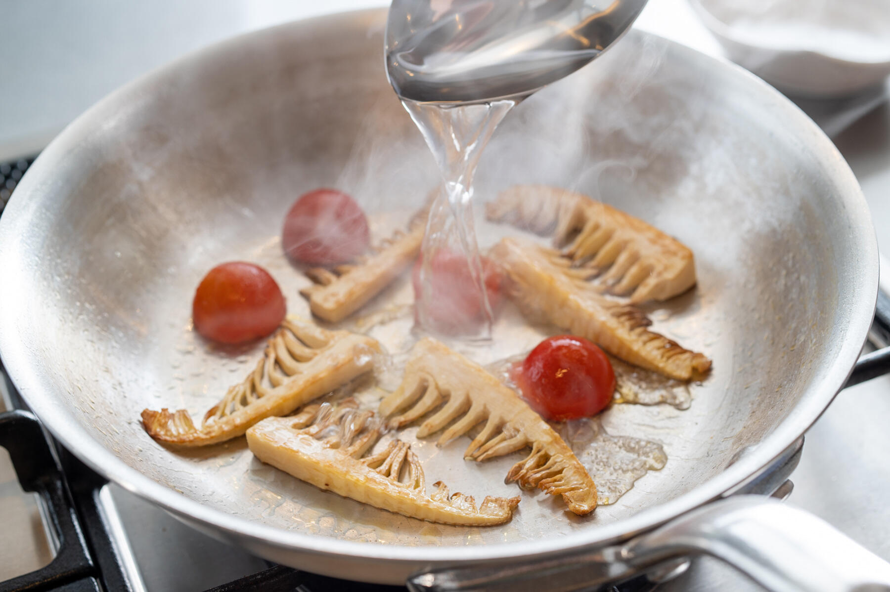 ゆで汁とパン粉、ケイパーを入れる