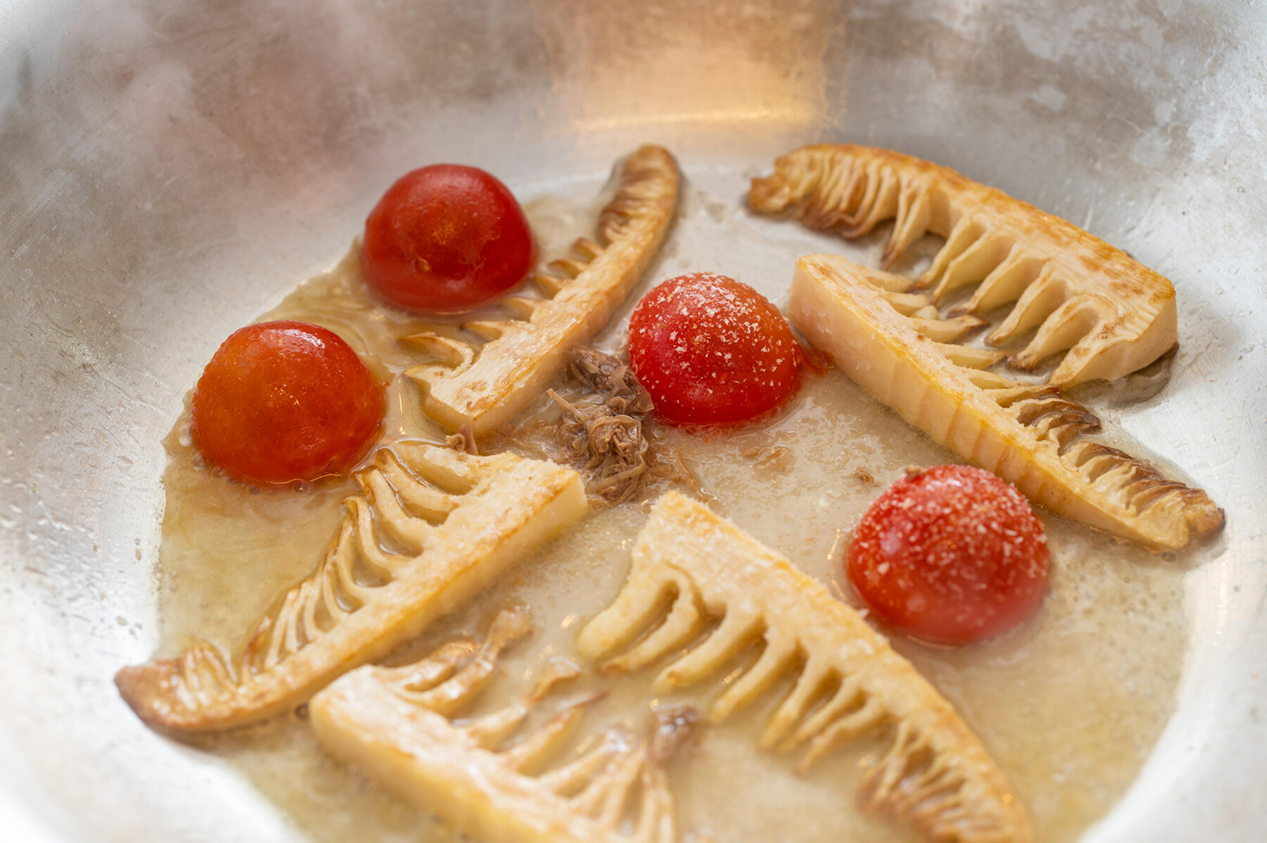 ゆで汁とパン粉、ケイパーを入れる