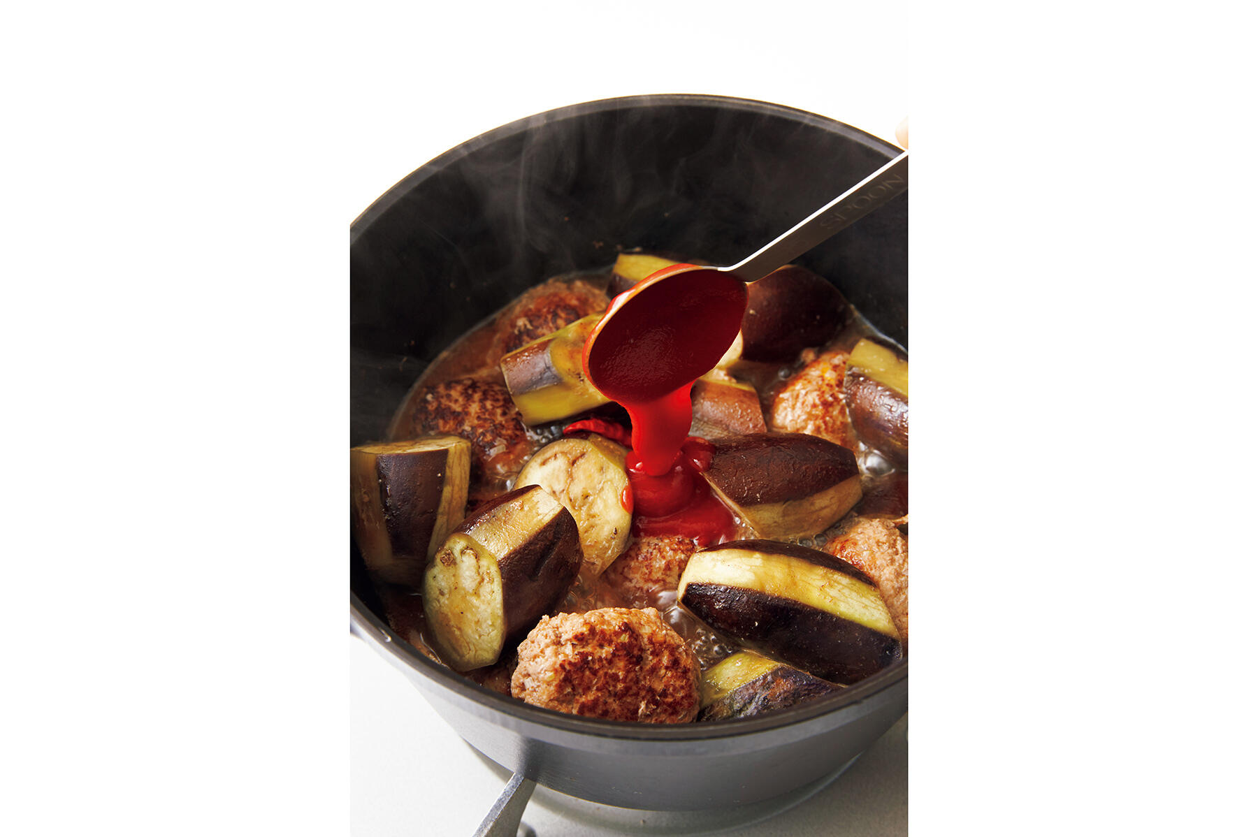 ケチャップを入れて、煮る