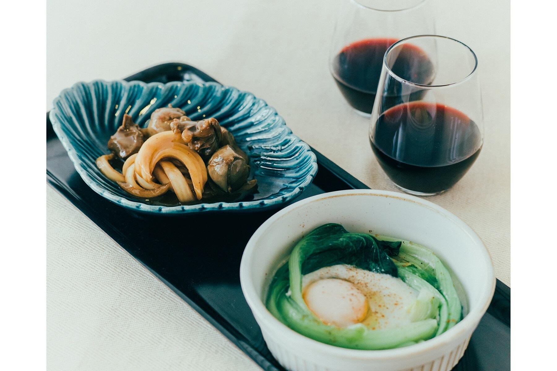 ナツメグの甘い香りが調和する“鶏モツのソースマリネ”と“青菜のナツメグ蒸し”