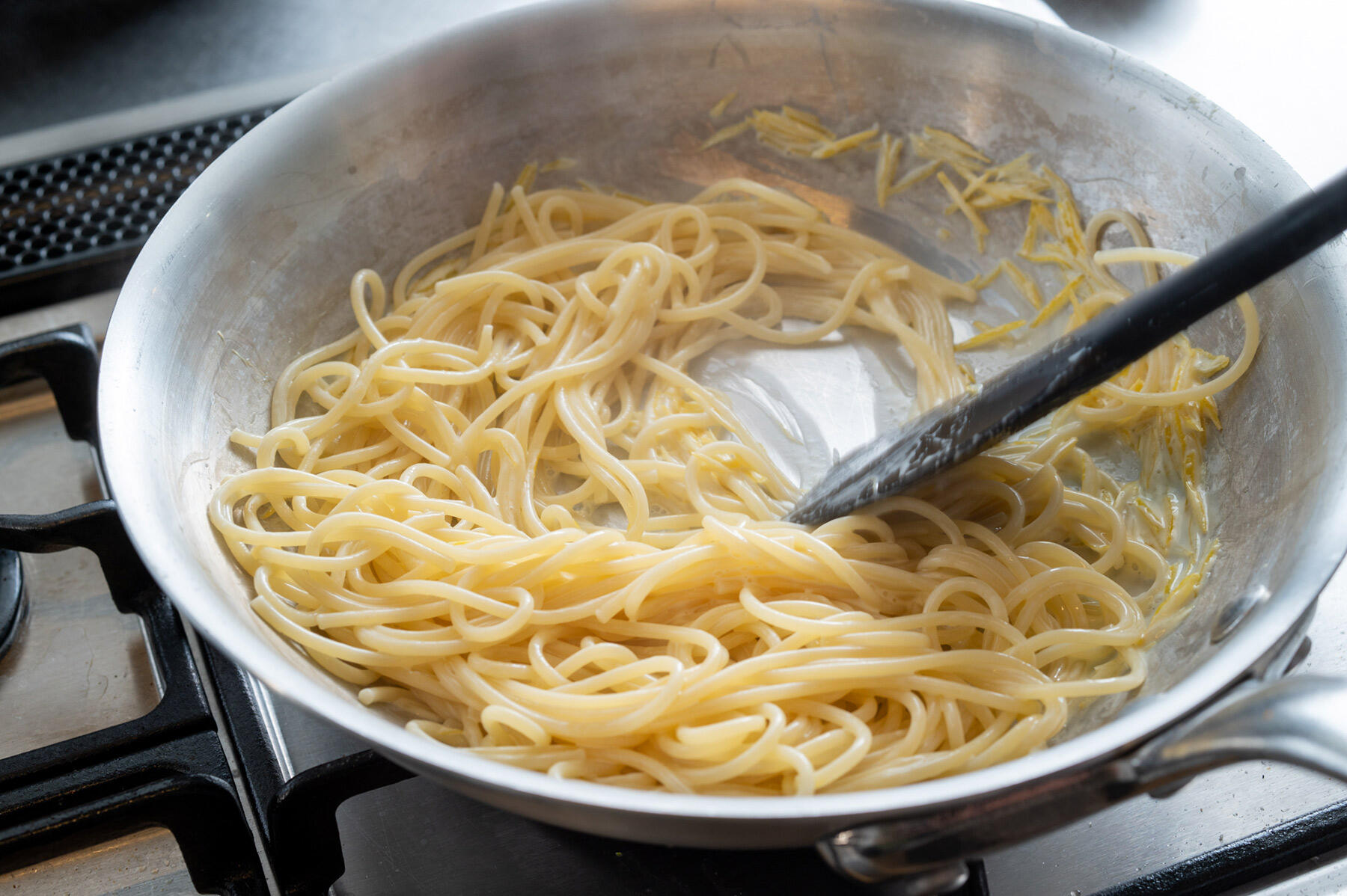 ゆで汁とパン粉、ケイパーを入れる