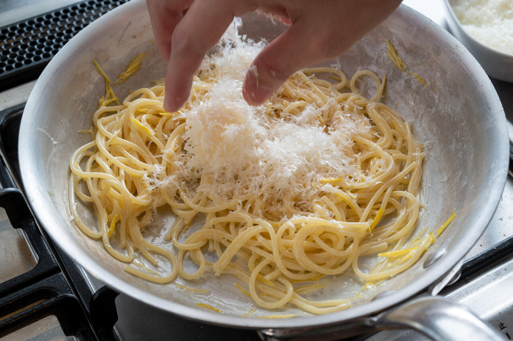 ゆで汁とパン粉、ケイパーを入れる