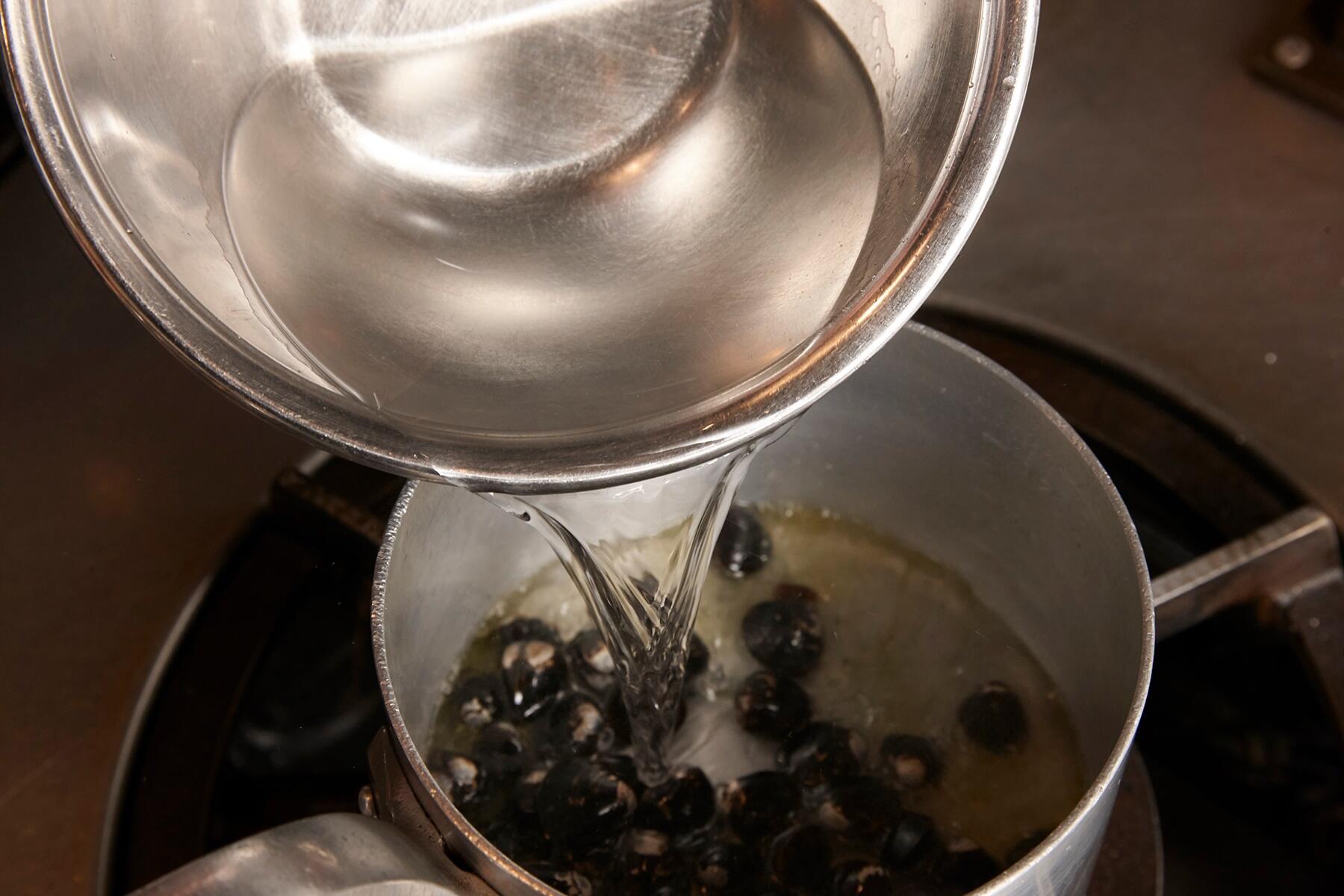 しじみと水を入れる