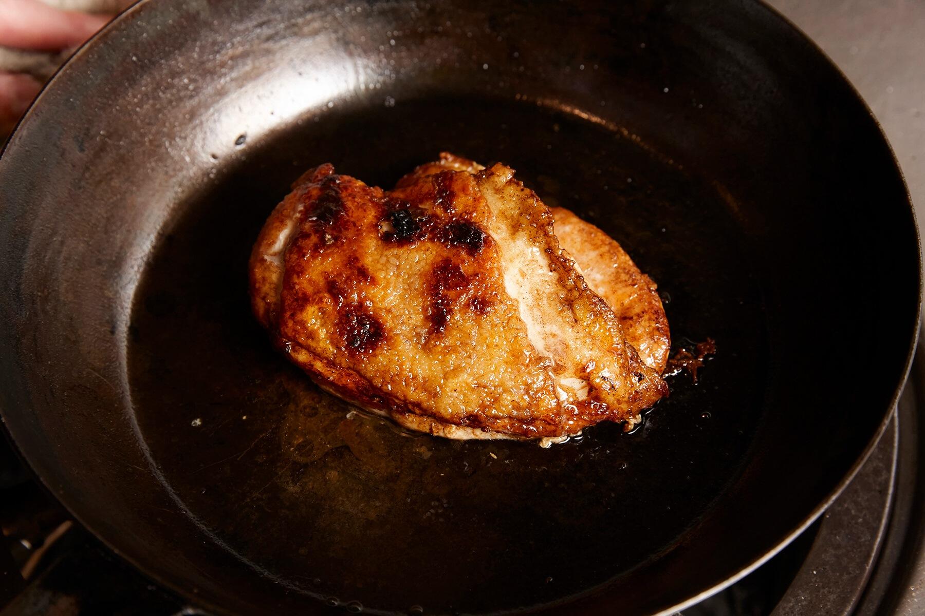 肉の両面を焼く