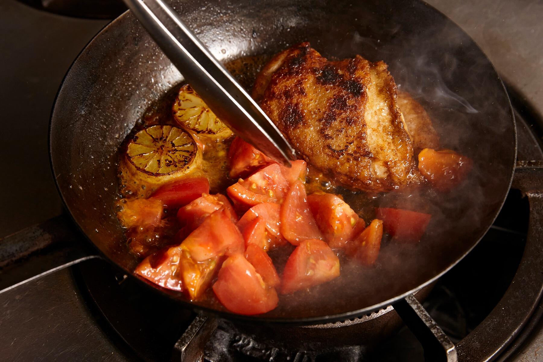 トマトを加える