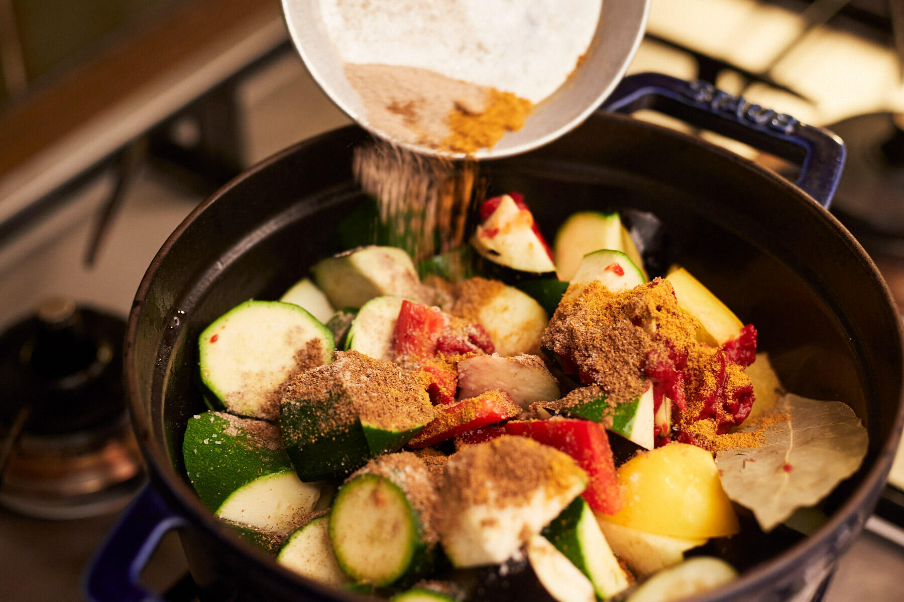 野菜を蒸し煮する