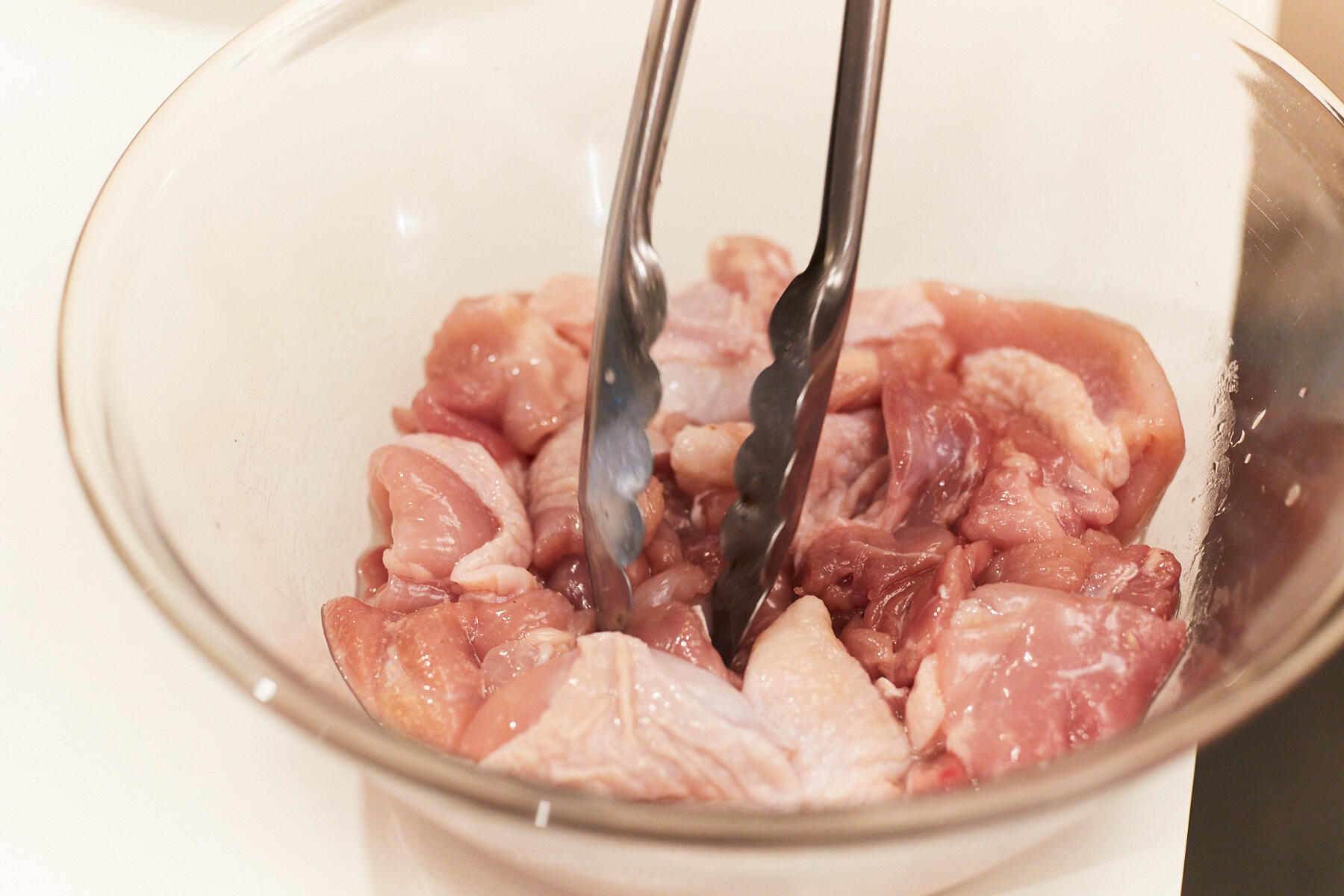 鶏肉に下味をつける