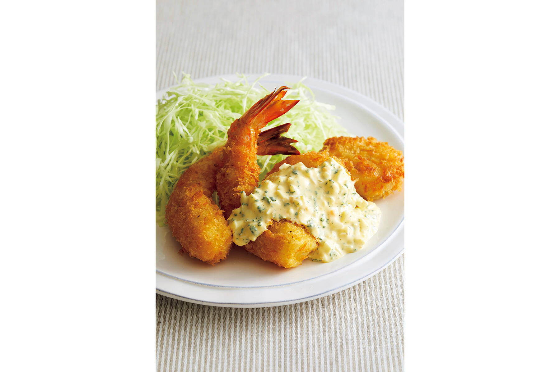 王道の美味しさ“フライの盛り合わせ・タルタルソースがけ”