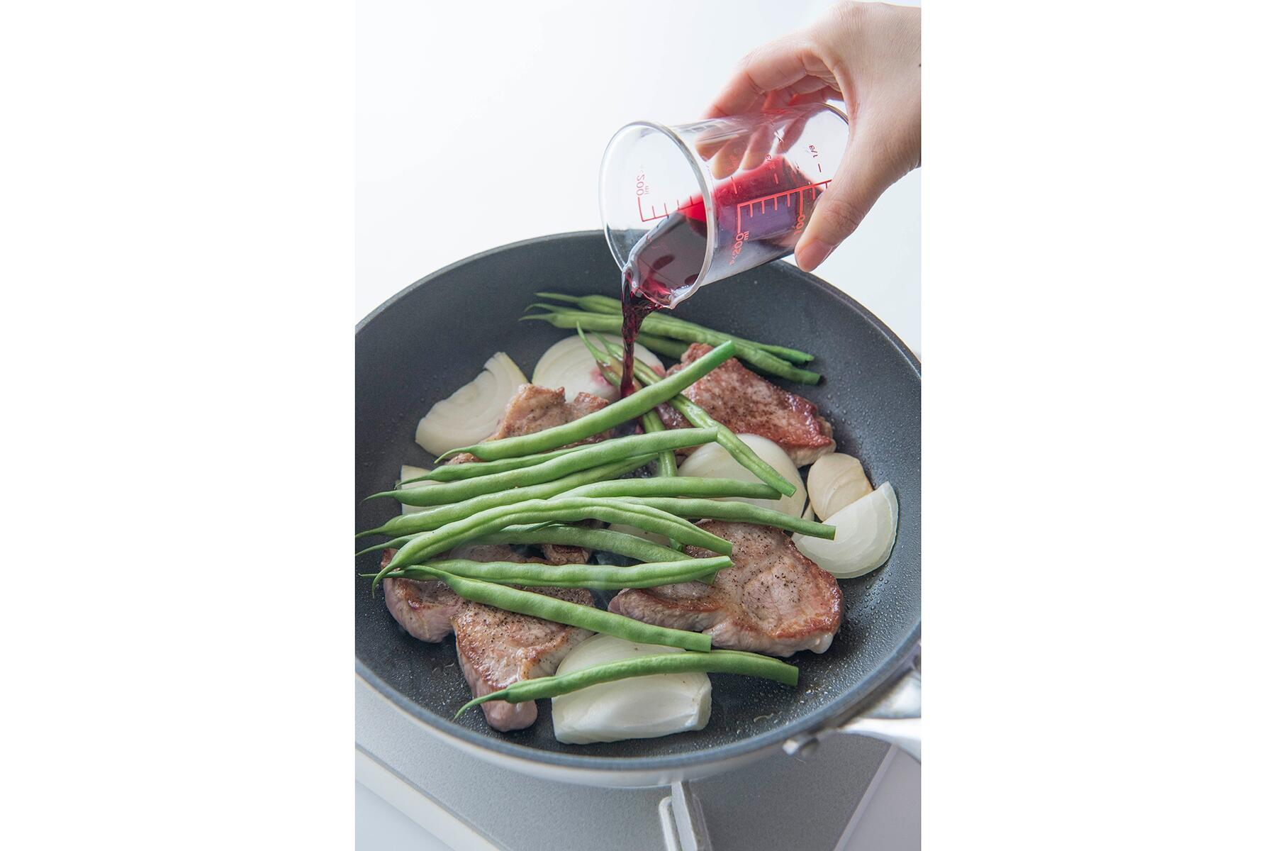 煮汁を加えて煮る