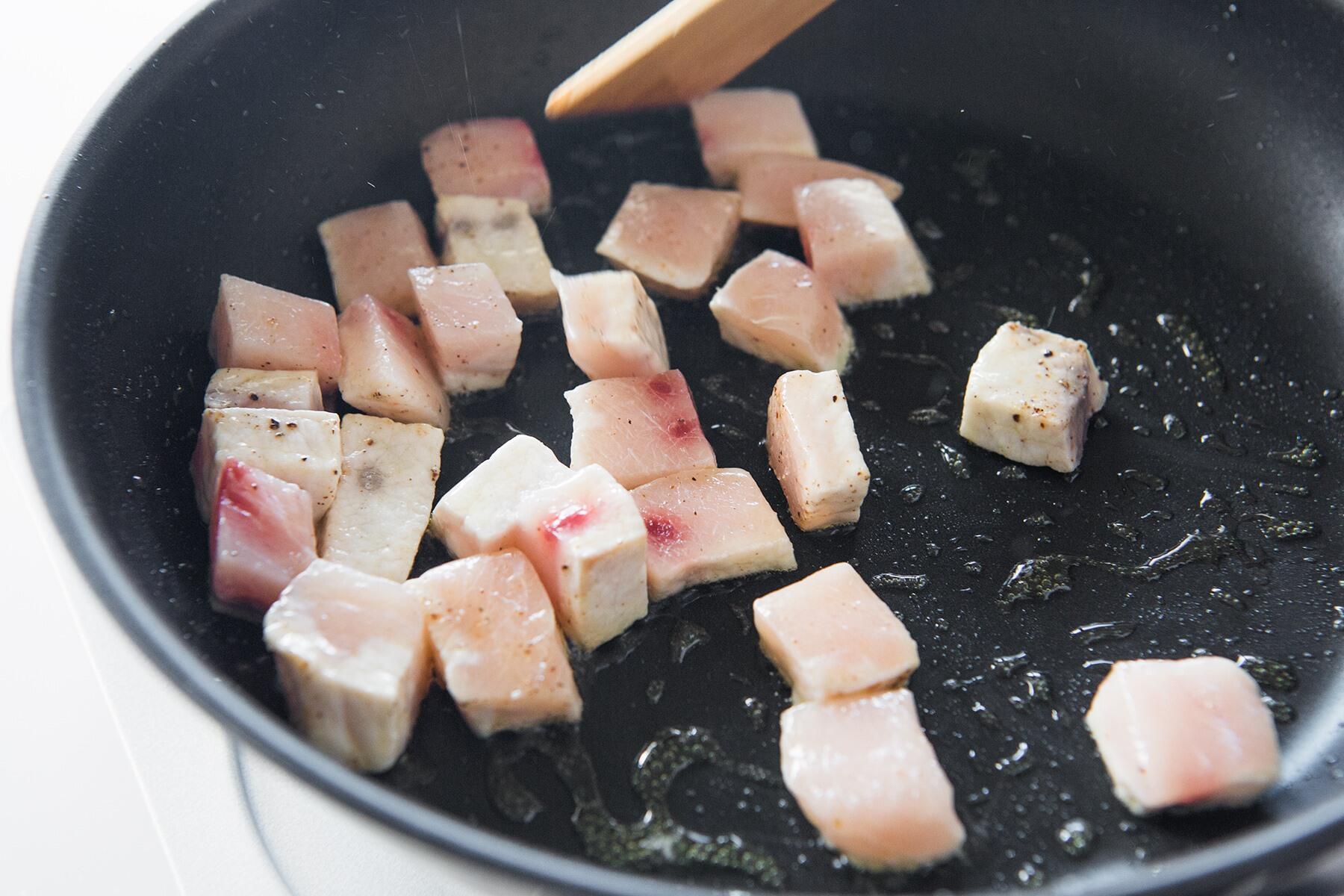 めかじきを炒める