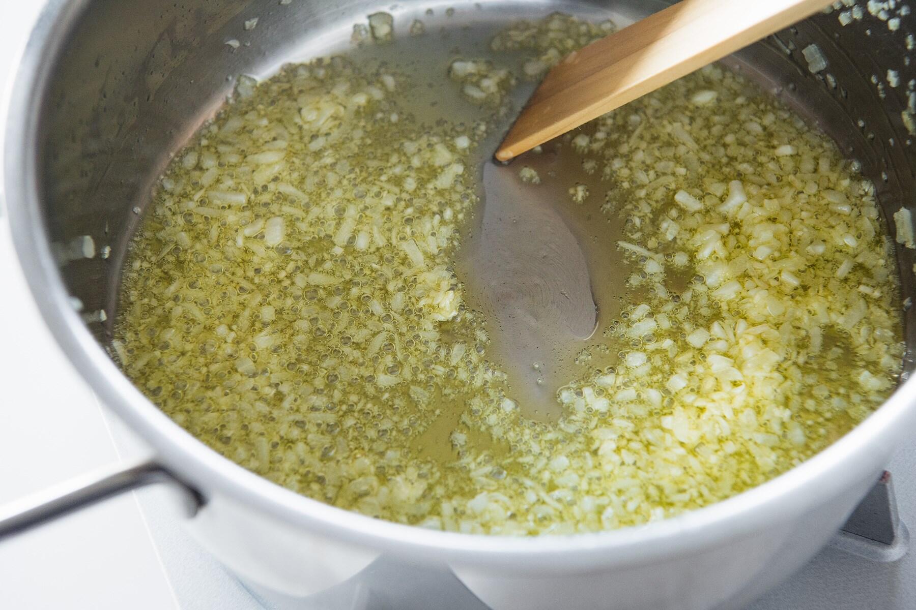 玉ねぎ、にんにくを炒める