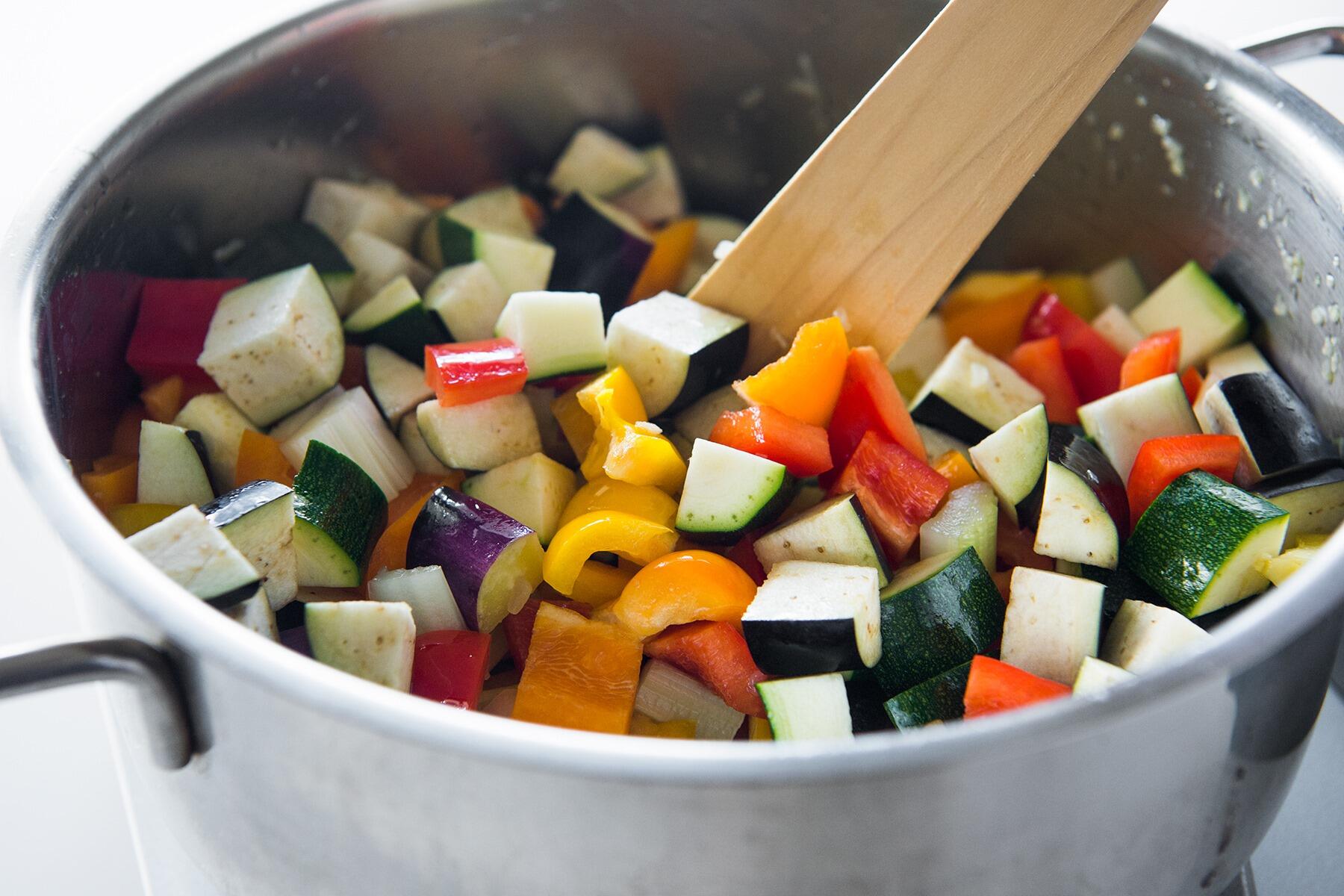 トマト以外の野菜を炒める