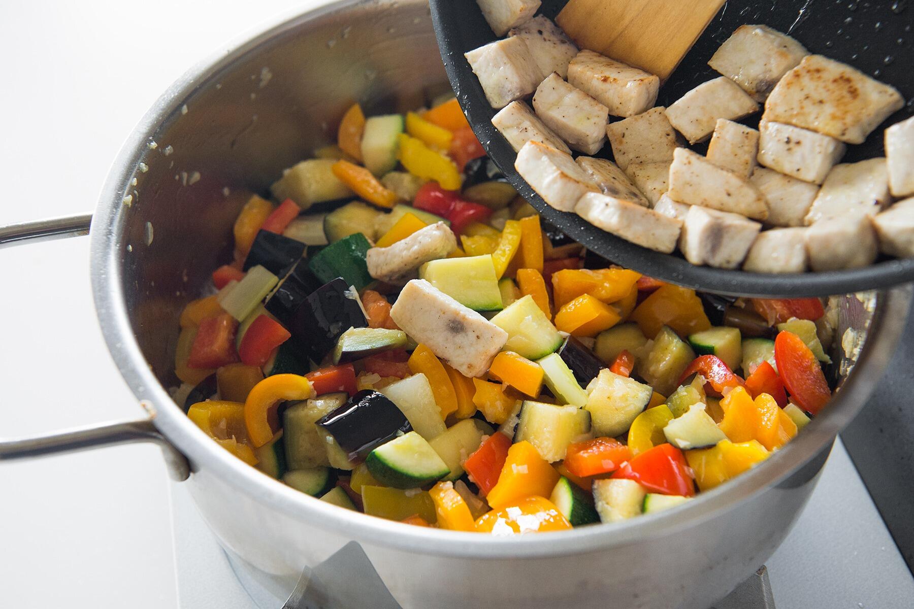 トマト以外の野菜を炒める