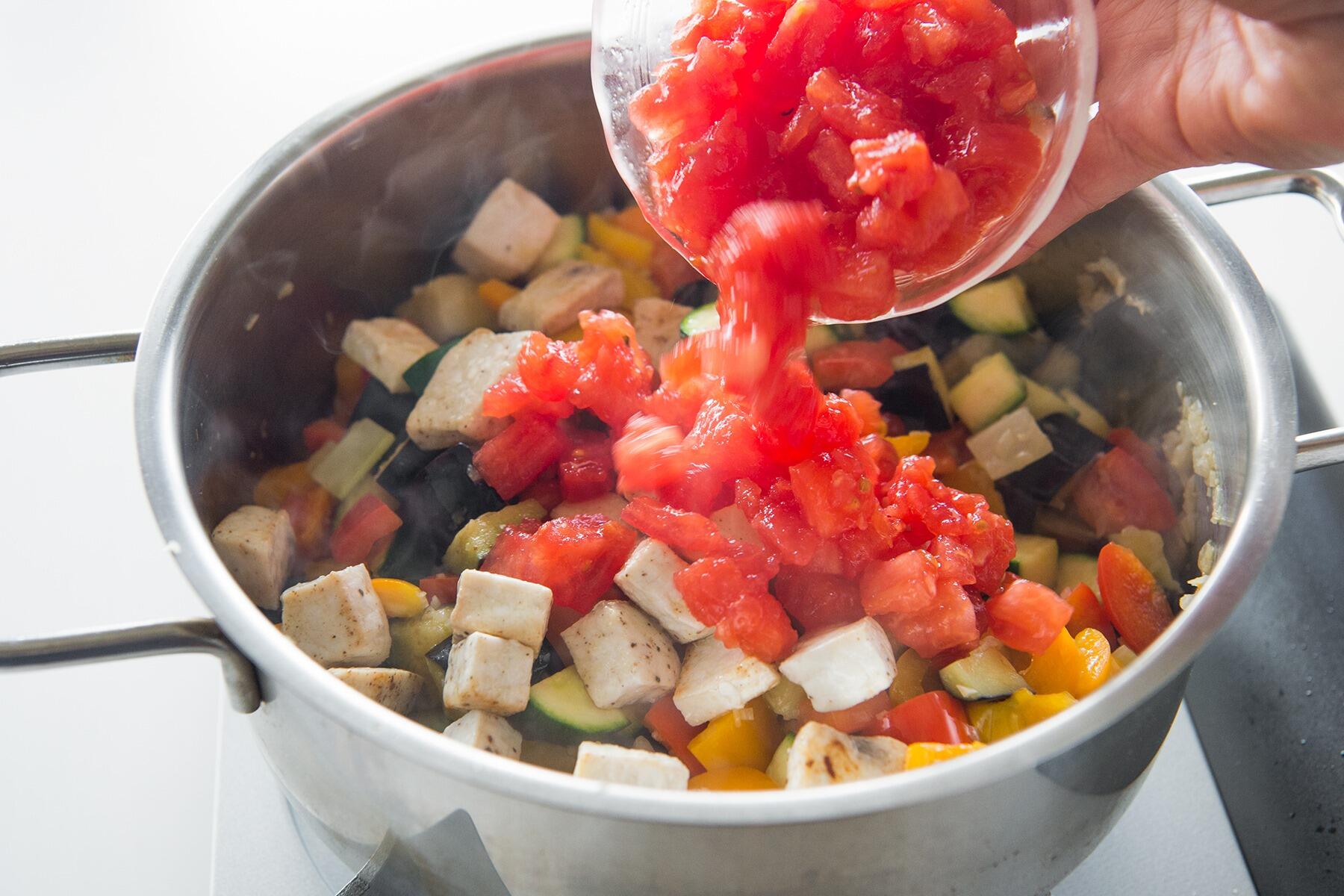 トマトを加え、混ぜる