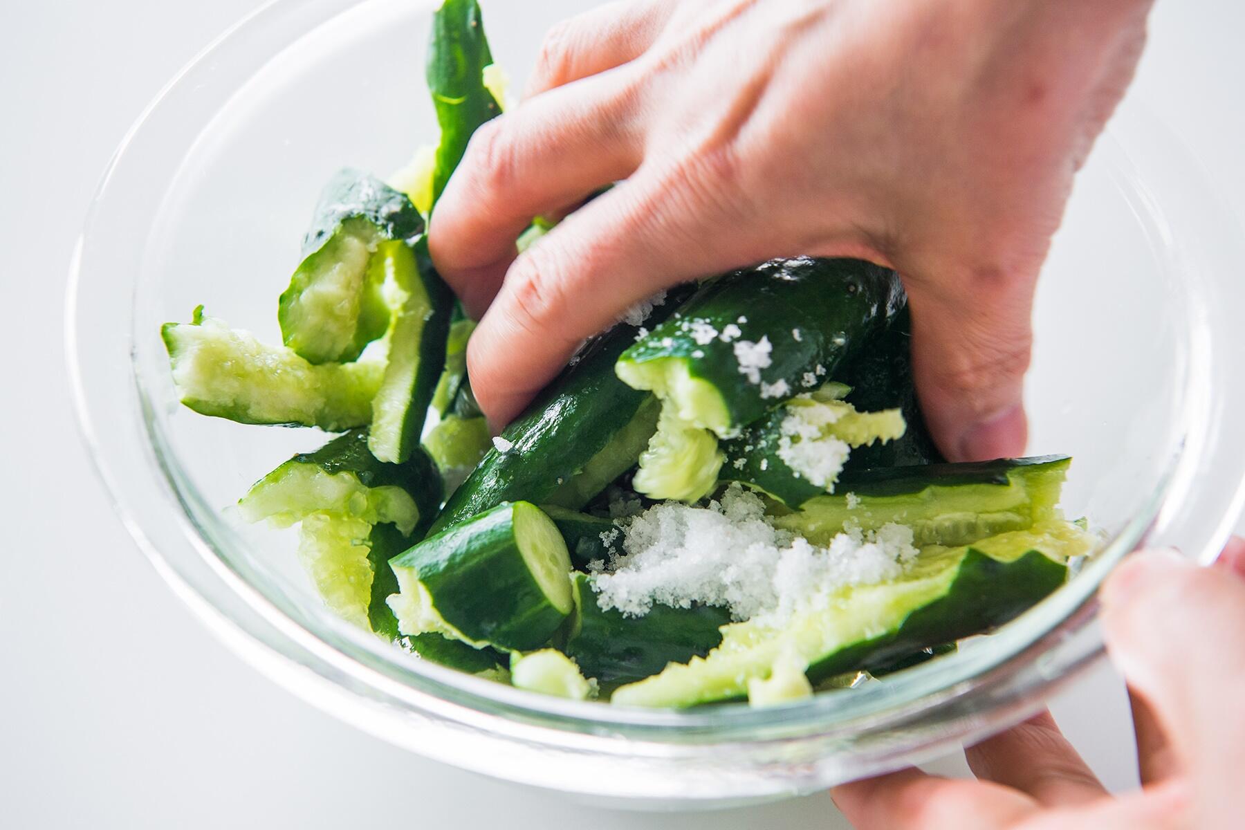 きゅうりに塩をふる