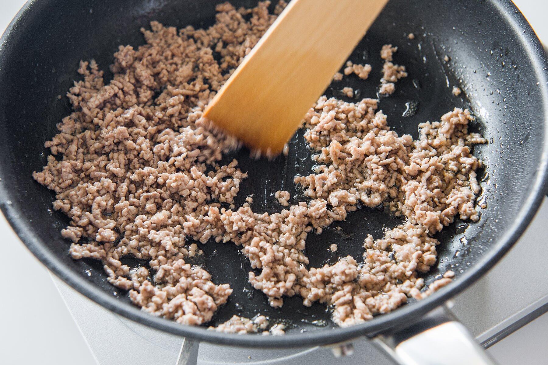挽き肉を炒める