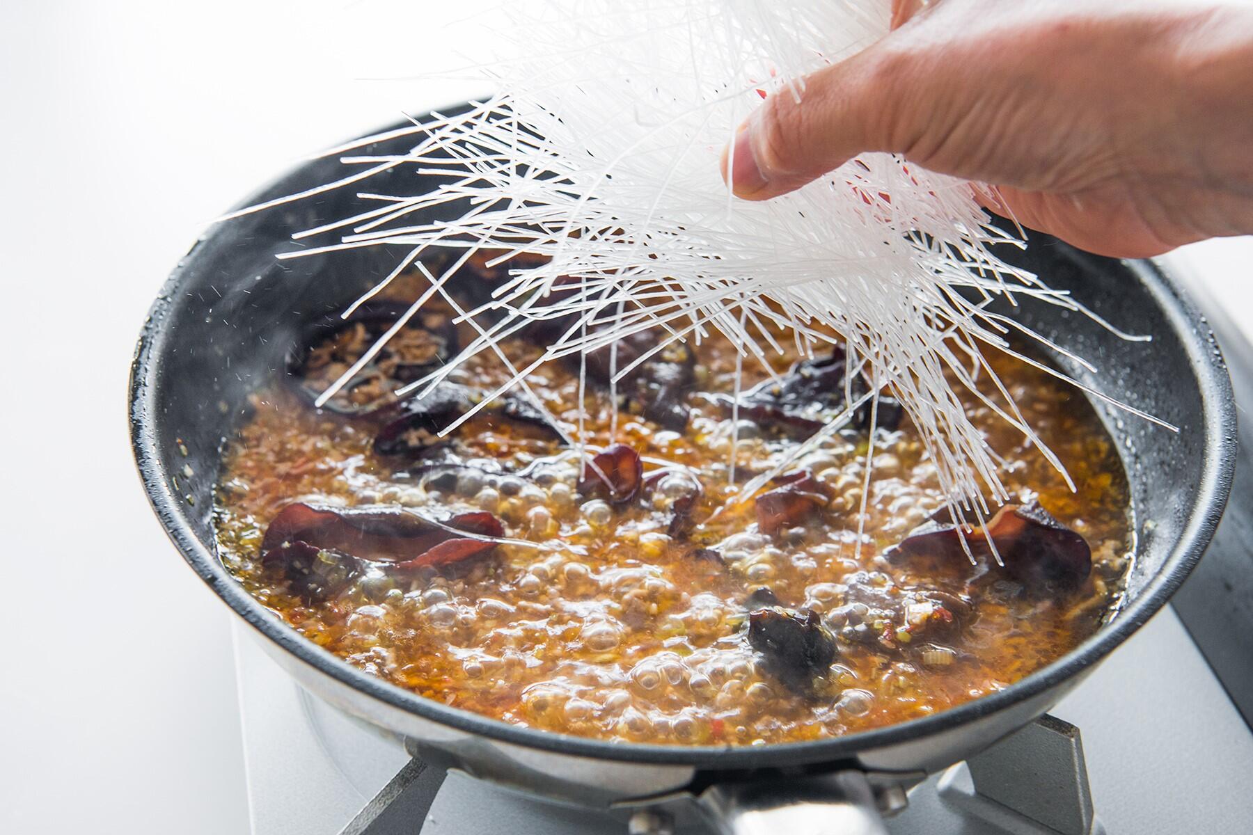 春雨を加えて煮る