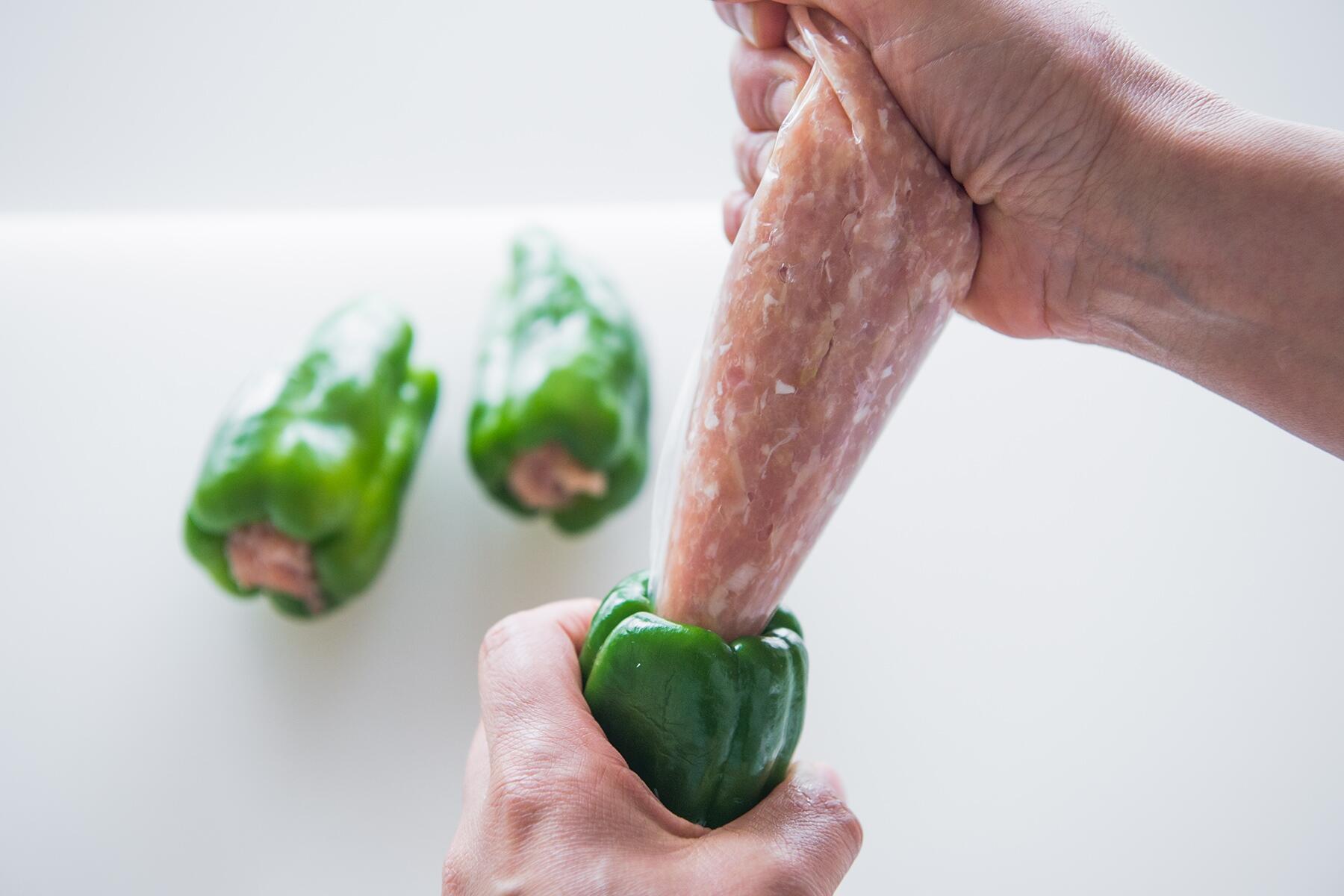 挽き肉だねを詰める