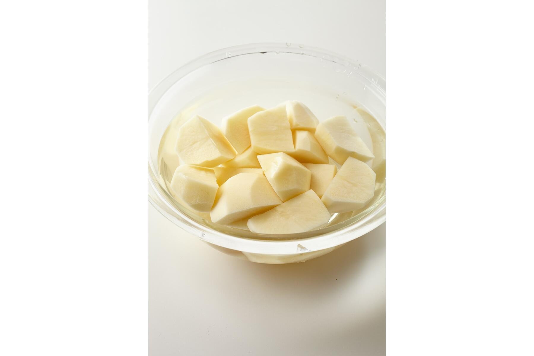 じゃがいもをカットする