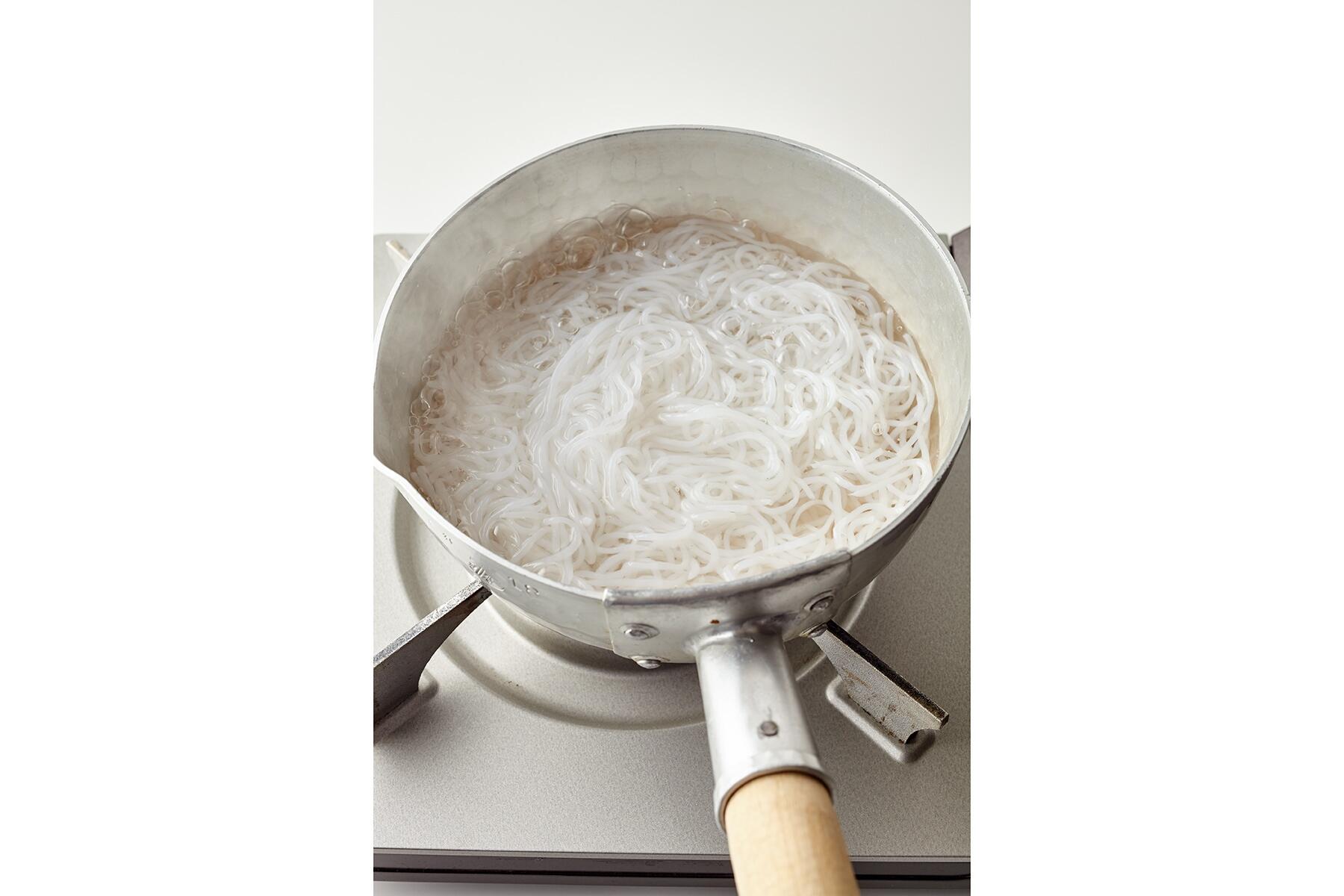 しらたきをゆでる