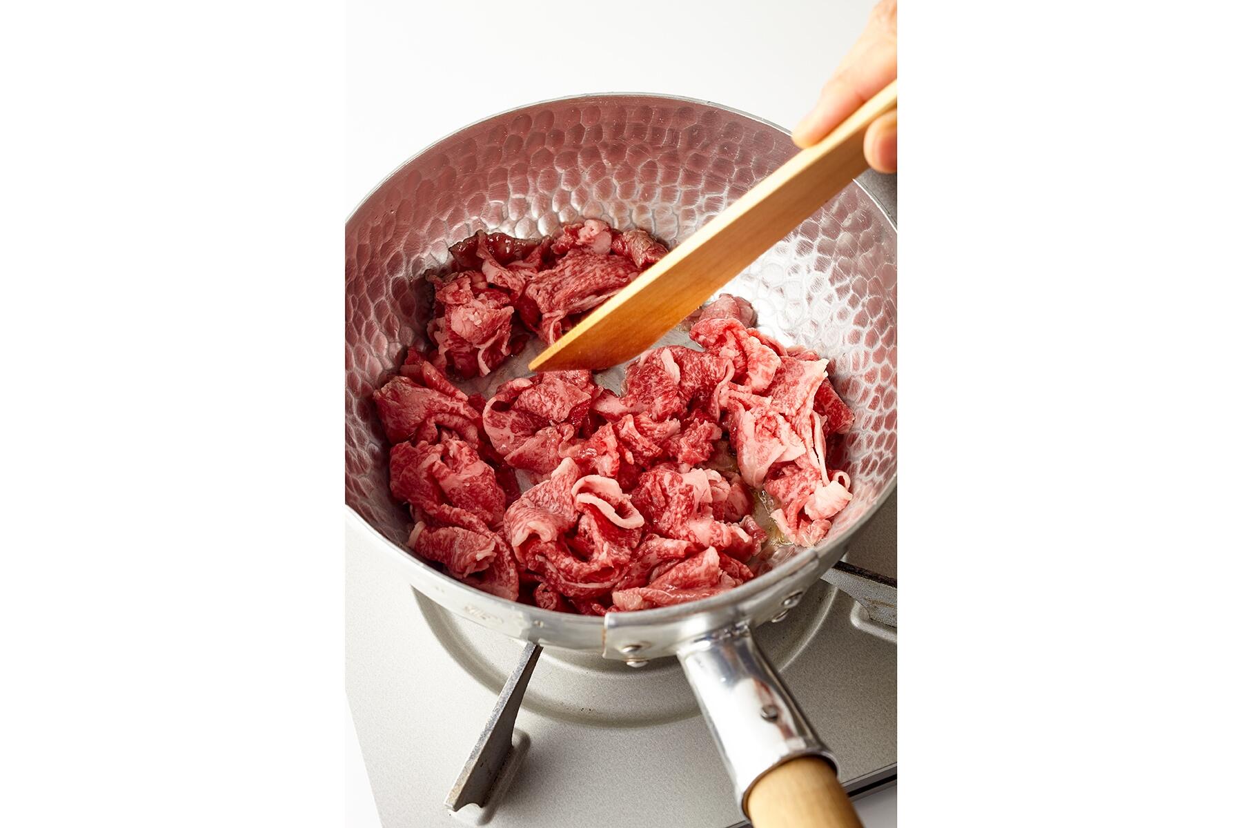 牛肉を炒める