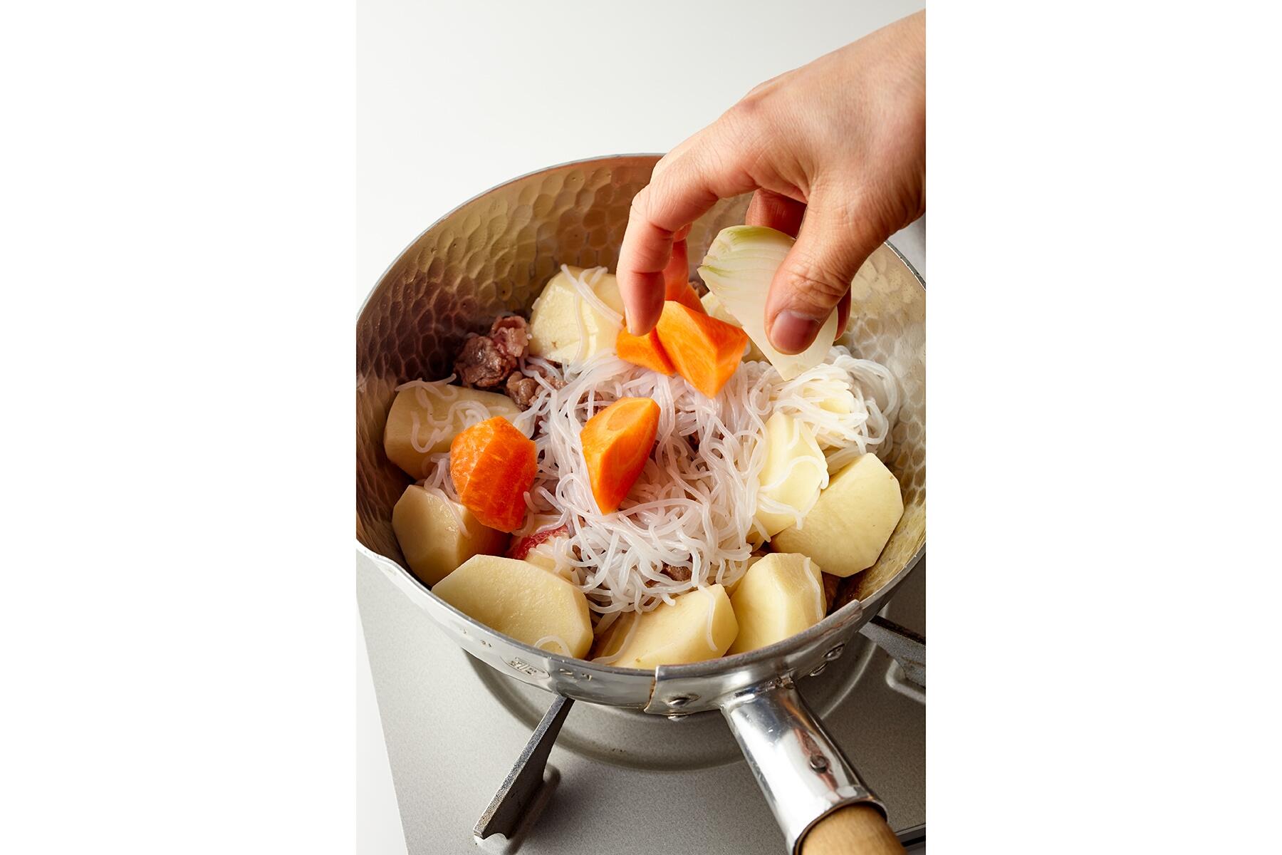 野菜を炒め合わせる