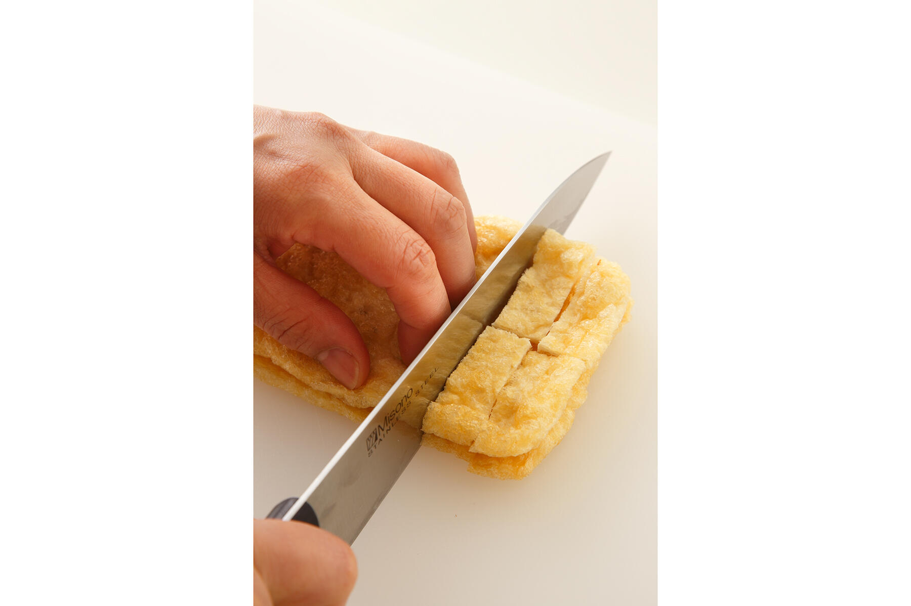 油揚げをカットする