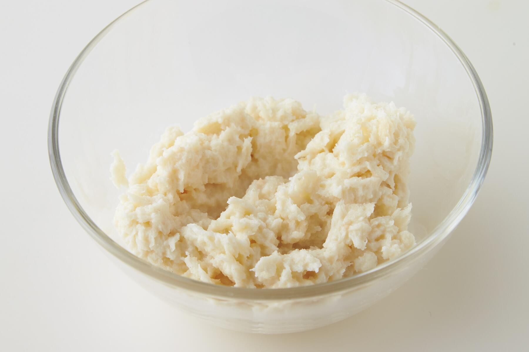 パン粉に牛乳を入れる